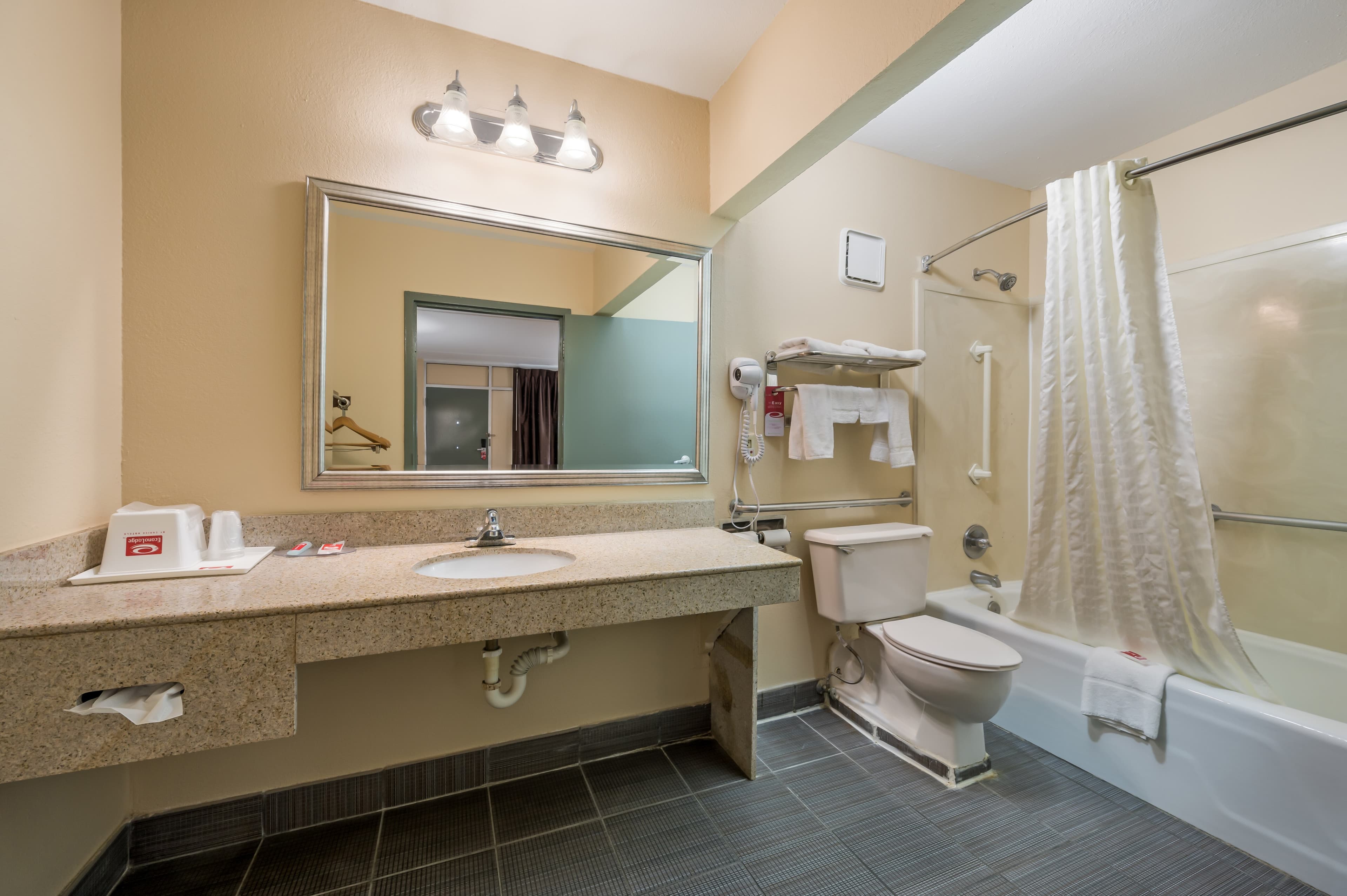 Econo Lodge Cullman South — 8