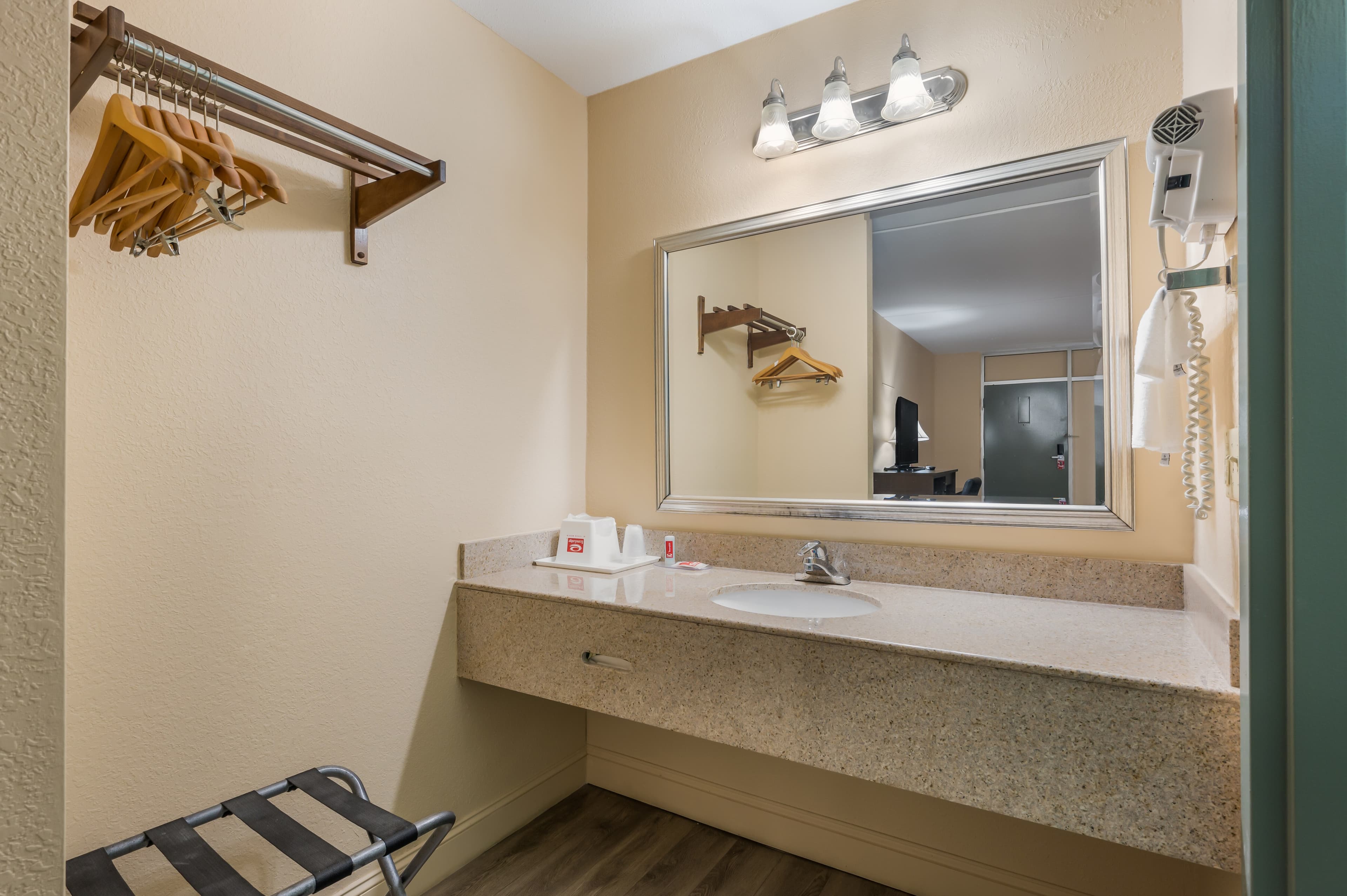Econo Lodge Cullman South — 16