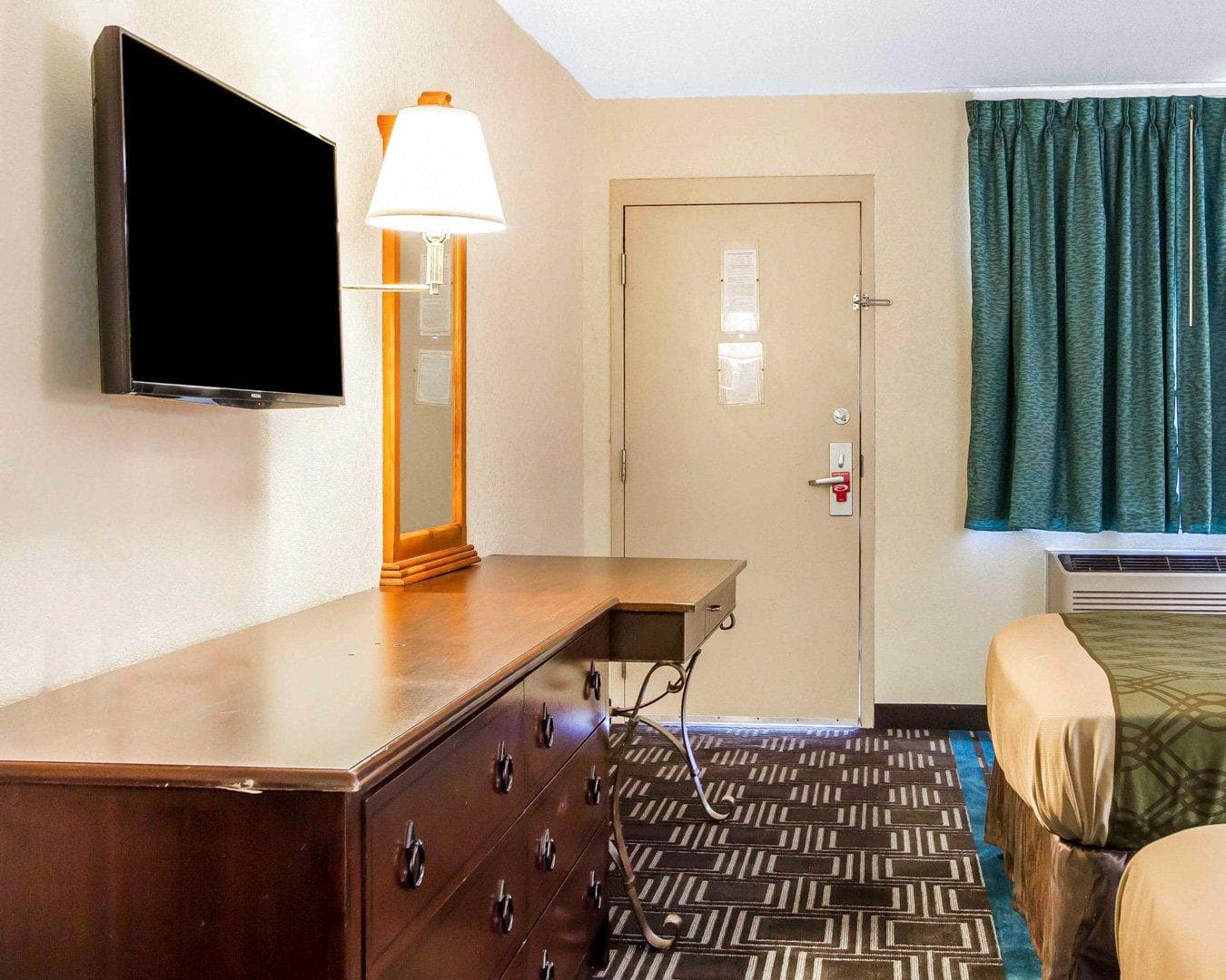 Econo Lodge Lanett - Image 4