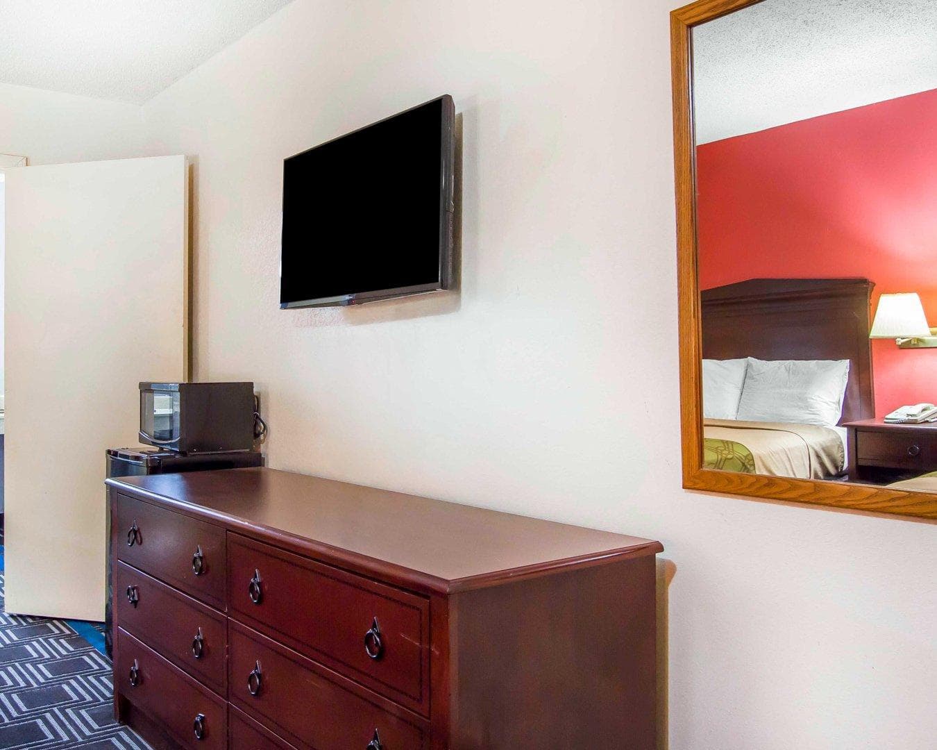 Econo Lodge Lanett — 8