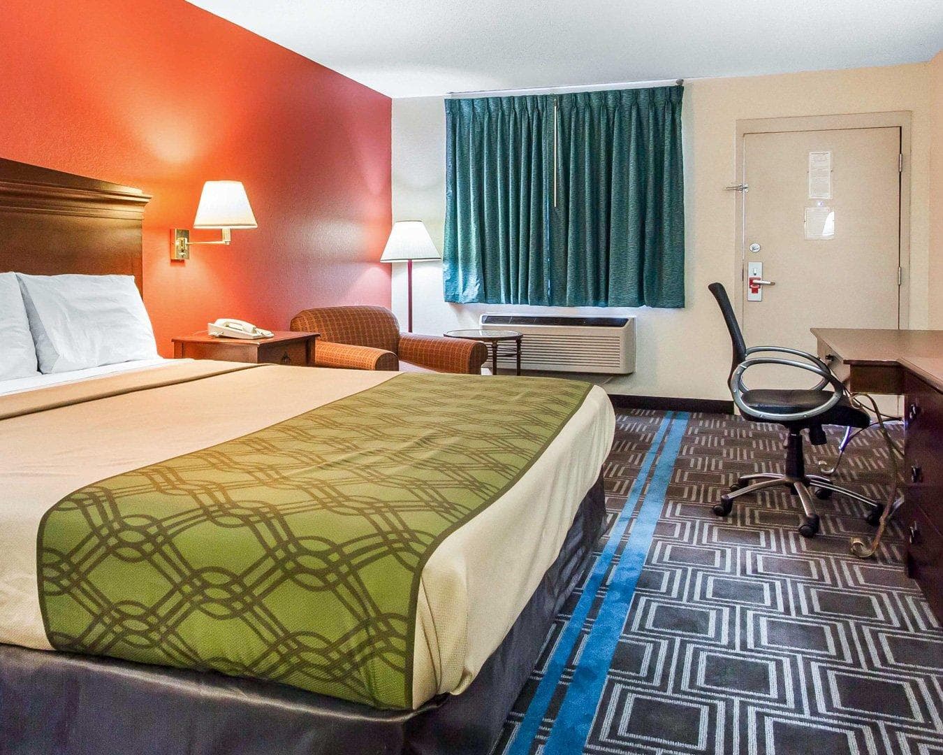 Econo Lodge Lanett — 14