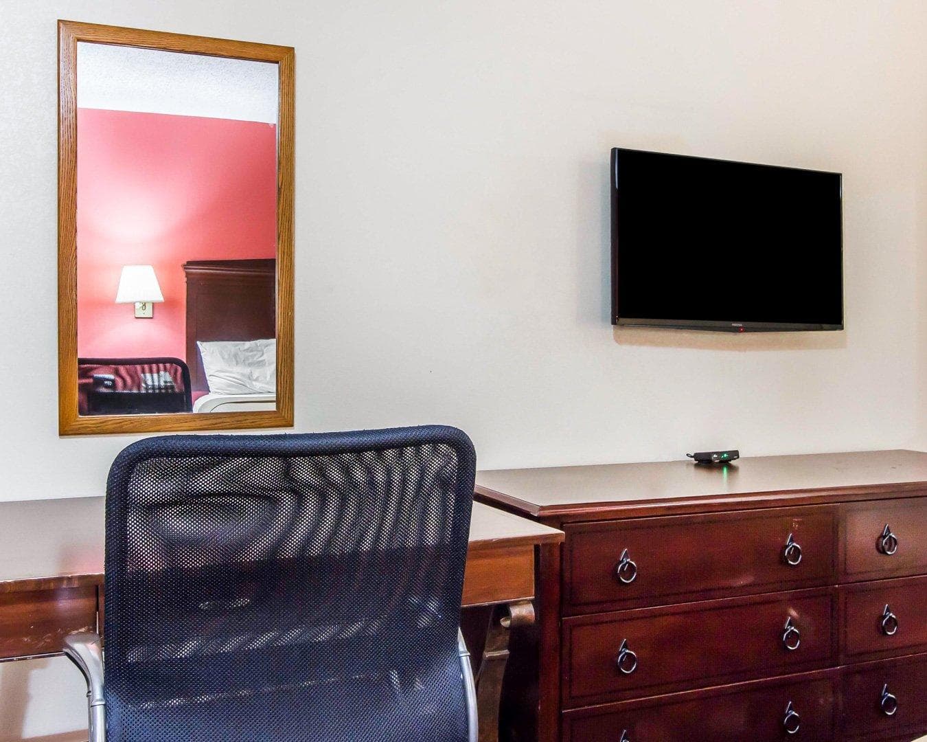 Econo Lodge Lanett — 12