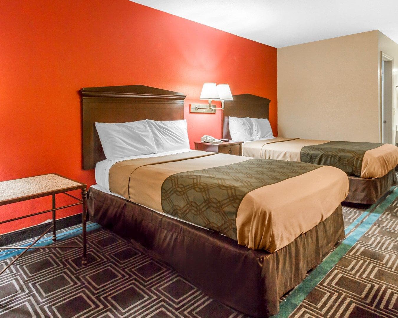 Econo Lodge Lanett - Image 2