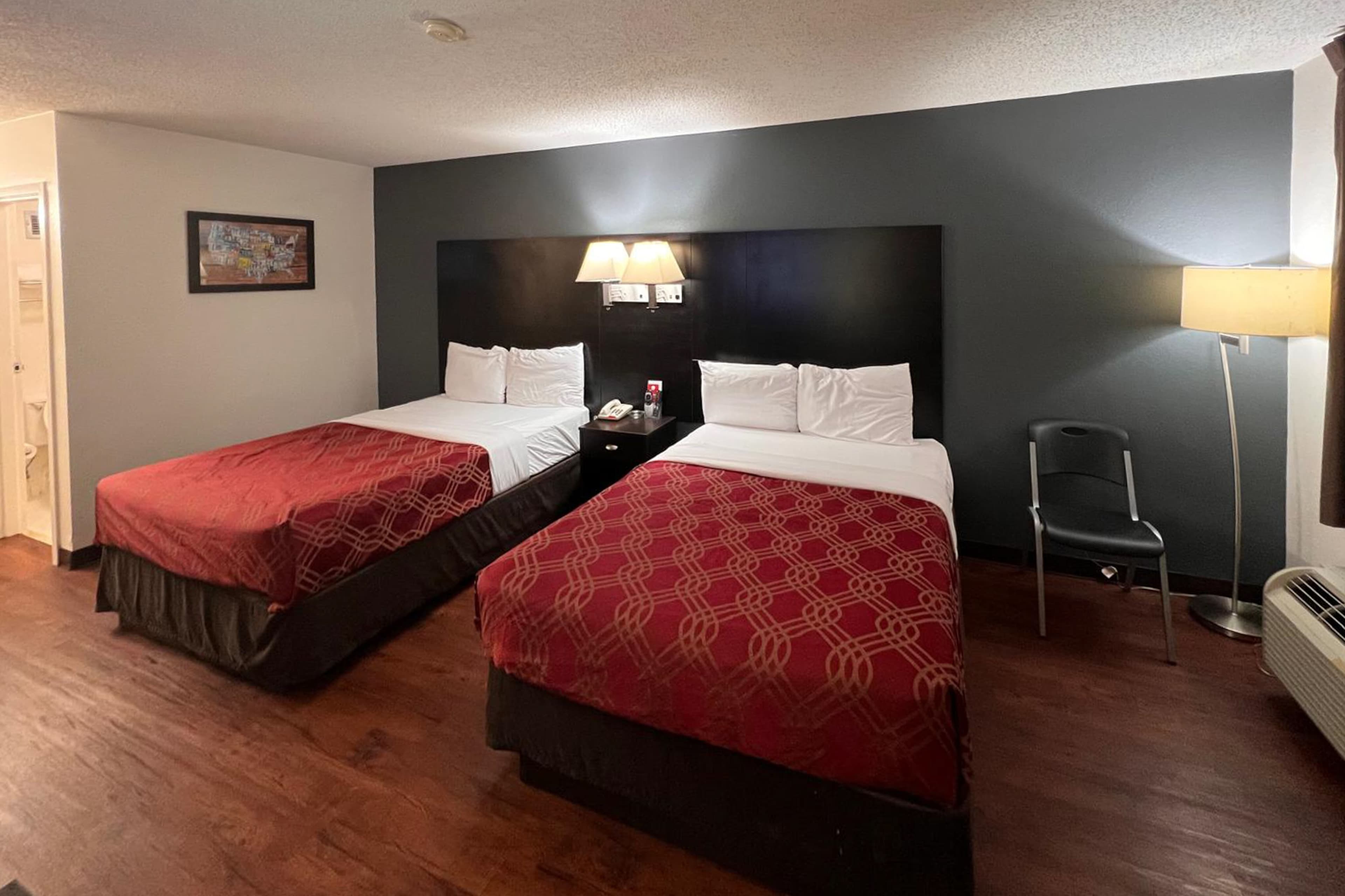Econo Lodge Inn & Suites Tuscaloosa I-20 — 9