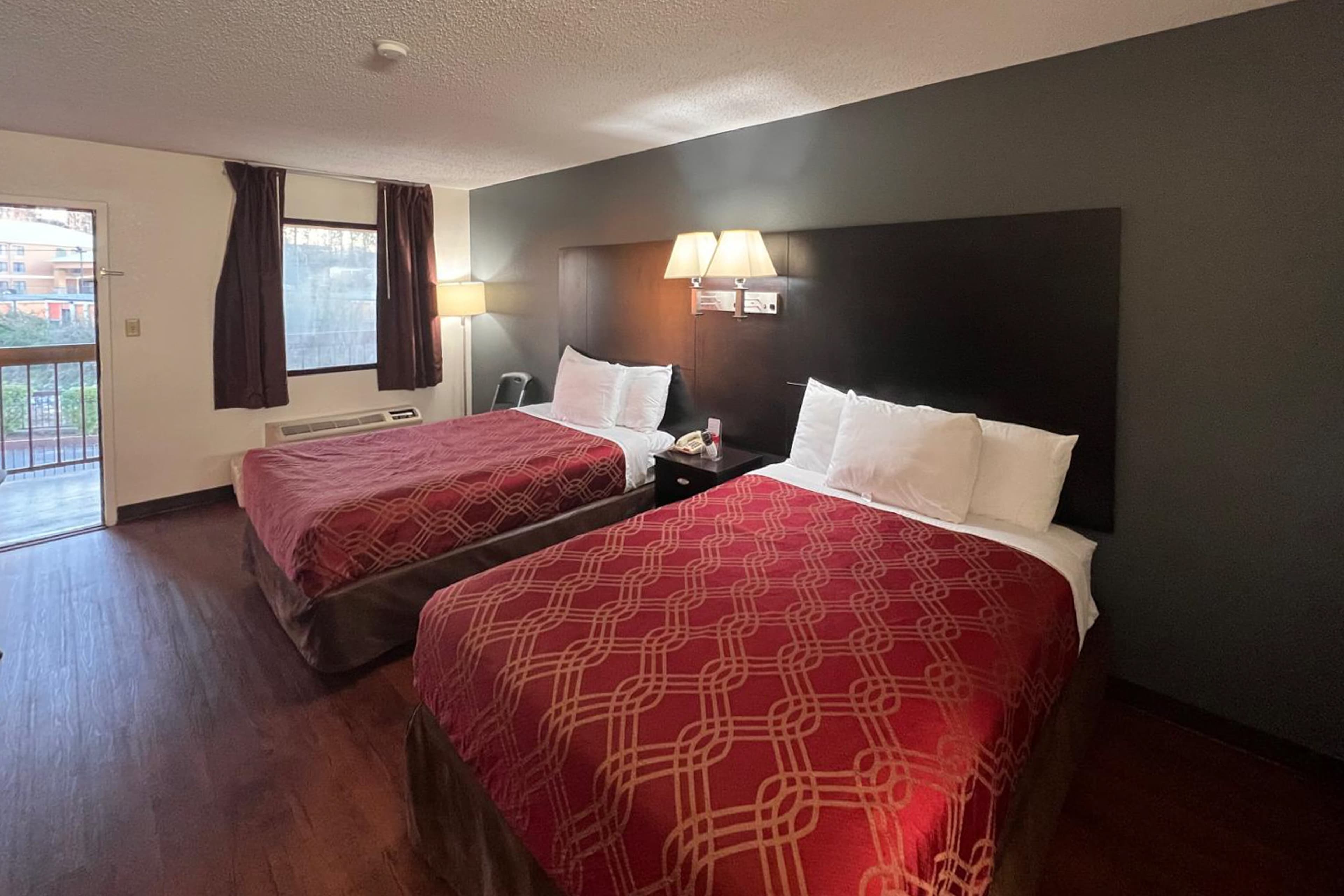 Econo Lodge Inn & Suites Tuscaloosa I-20 - Image 3