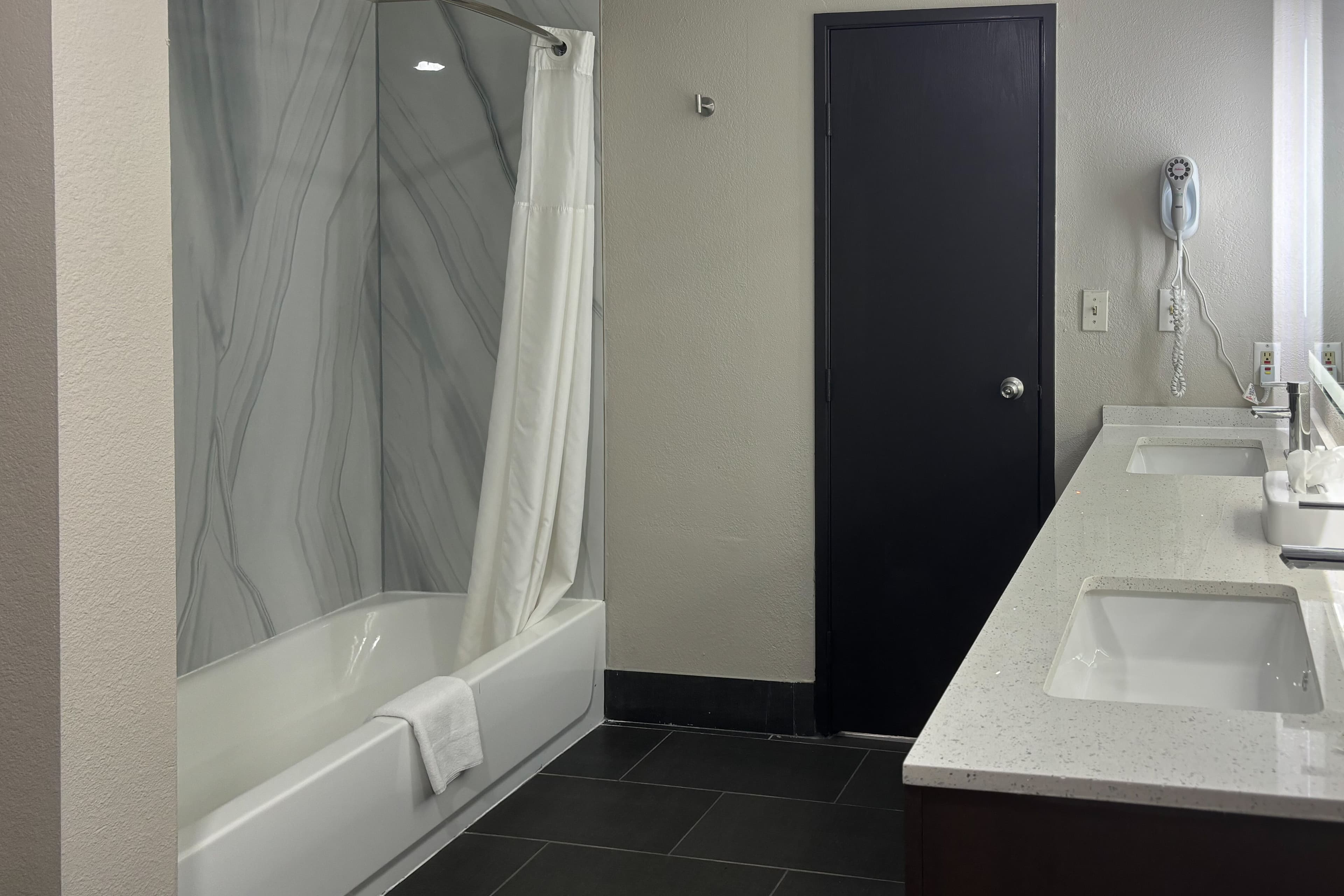 Quality Inn & Suites at Airport Blvd I-65 — 11