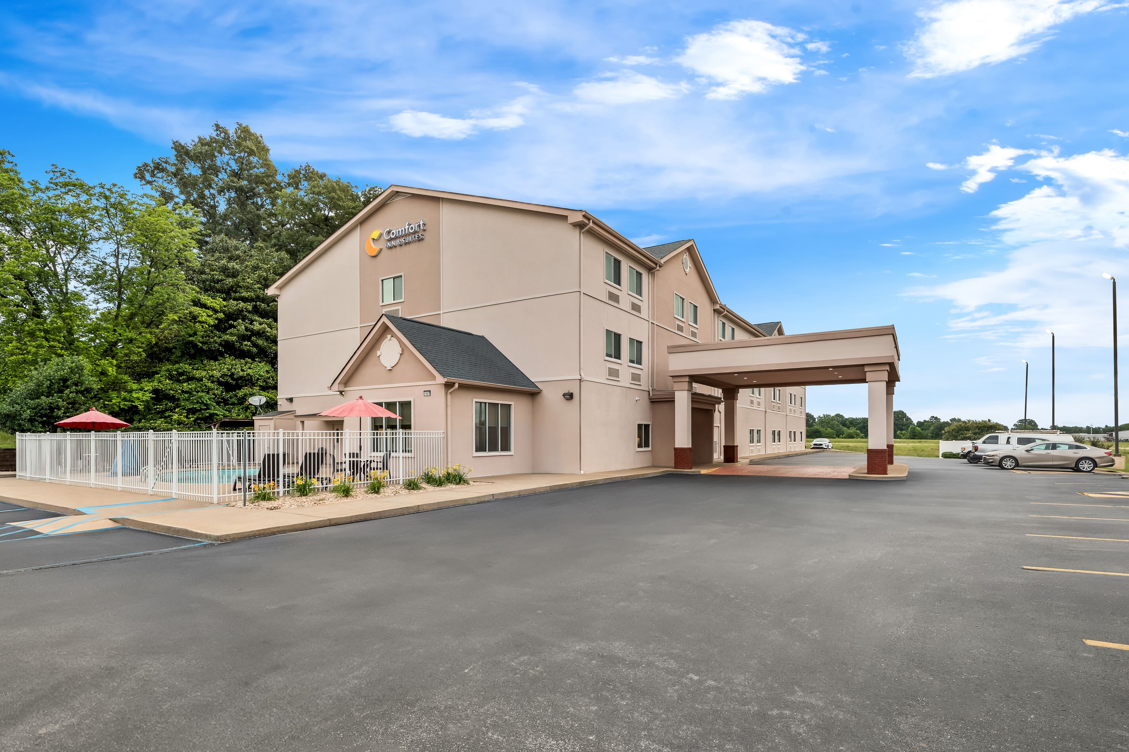 Comfort Inn & Suites Tuscumbia-Muscle Shoals - Image 1