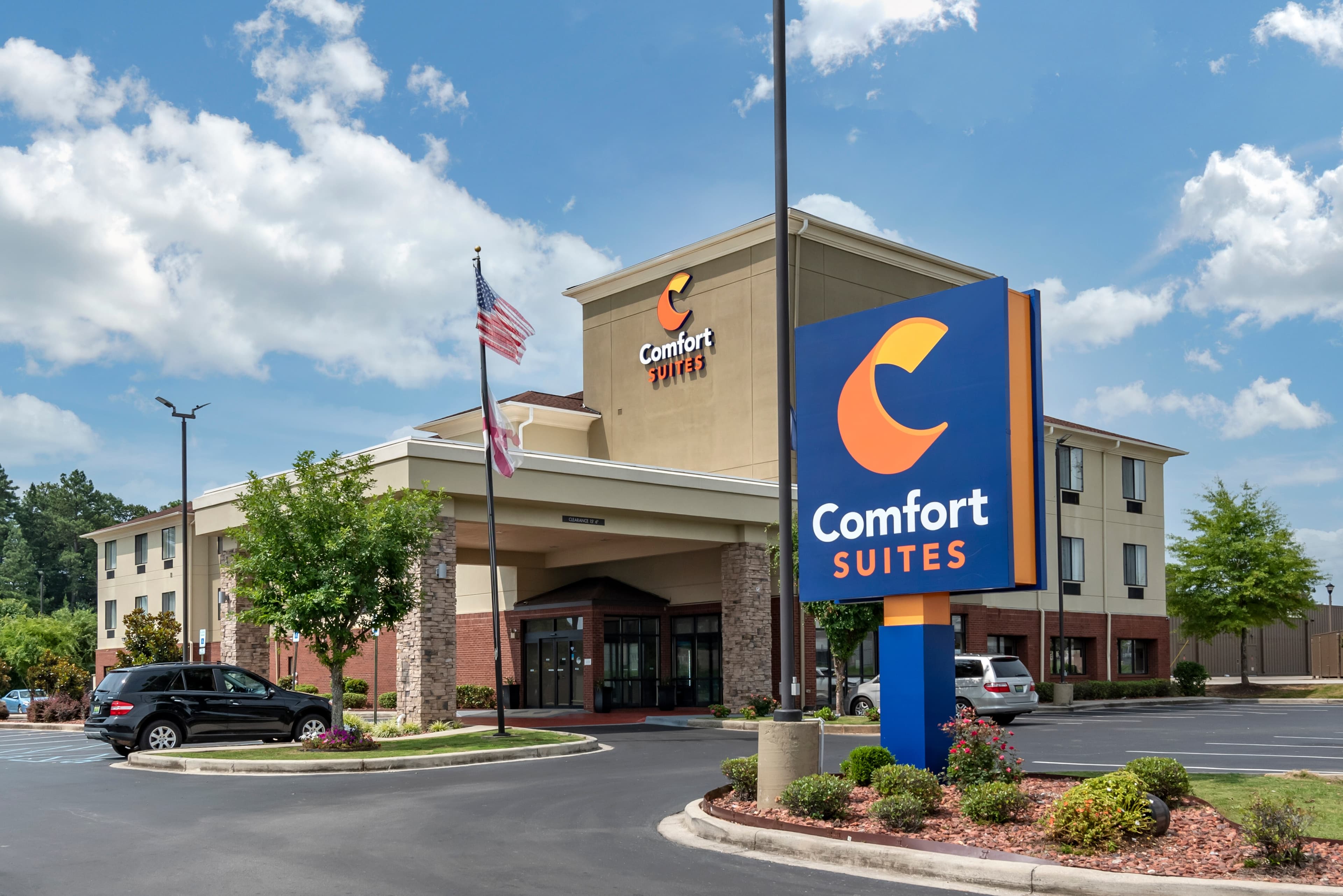 Comfort Suites Pell City near Logan Martin Lake - Image 1