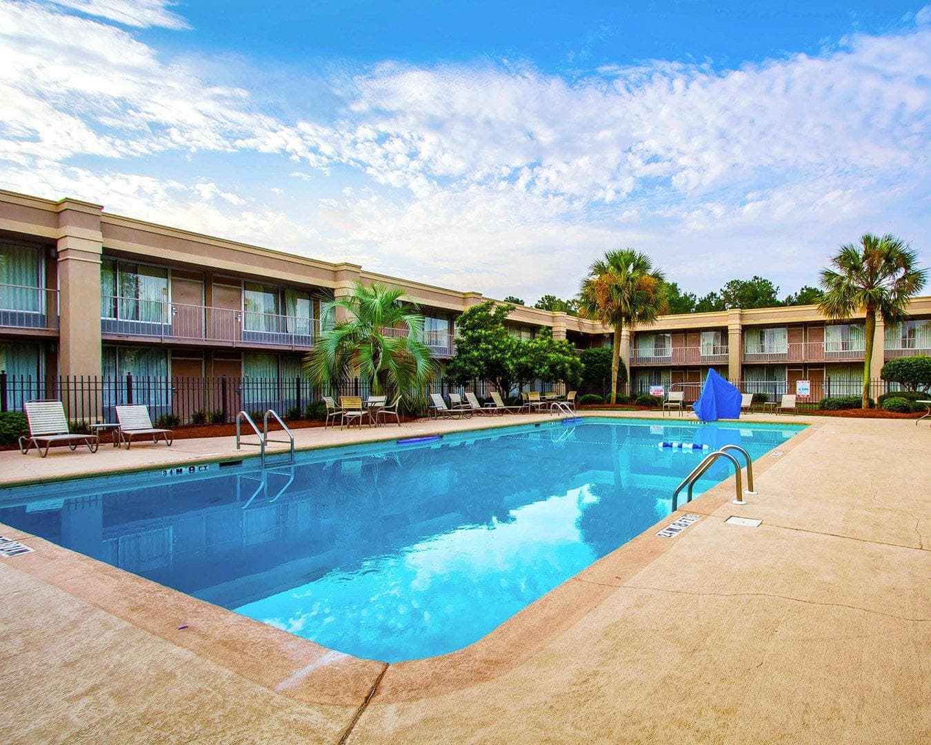 Clarion Inn & Suites Dothan South - Image 1
