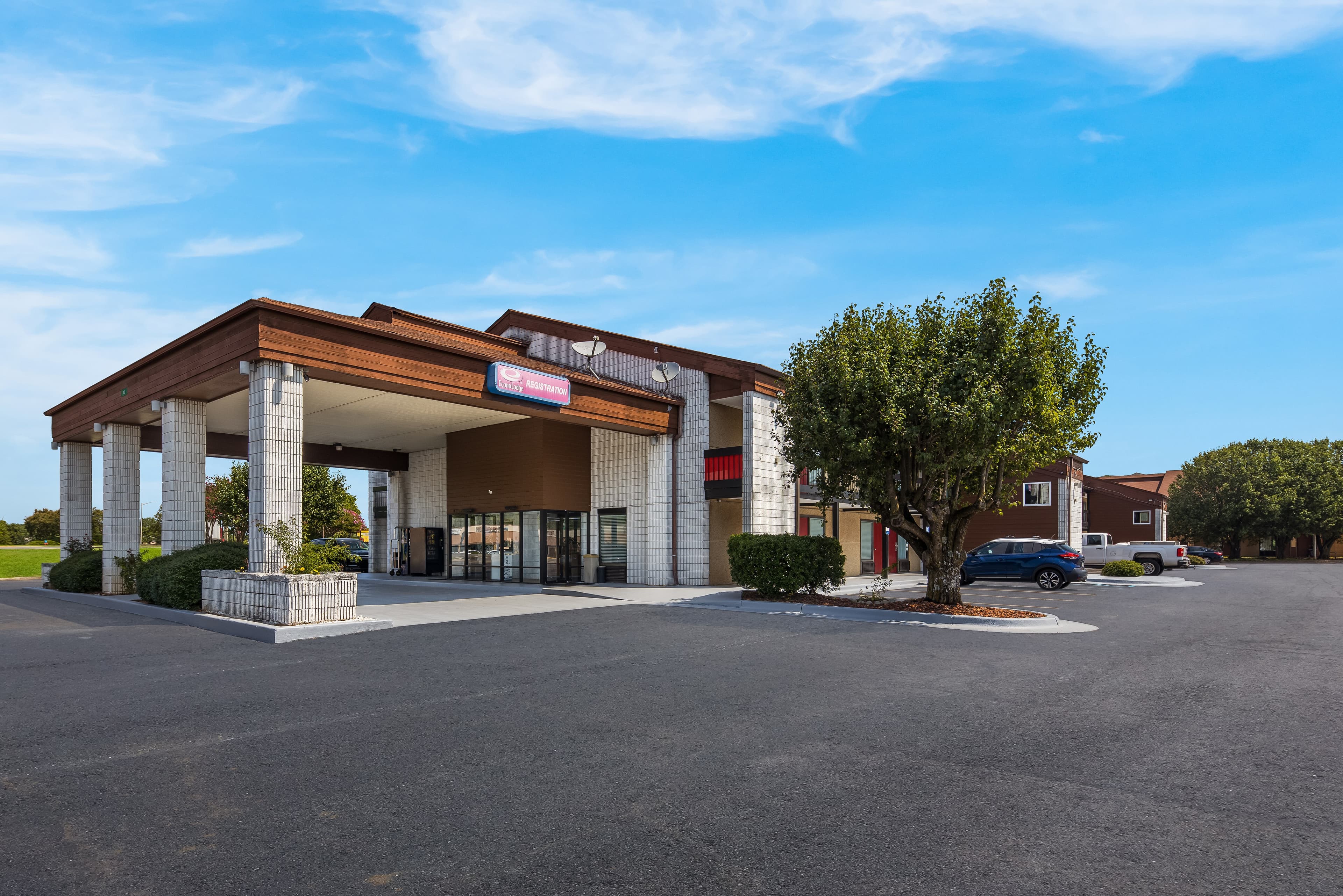 Econo Lodge Madison Airport - Image 1