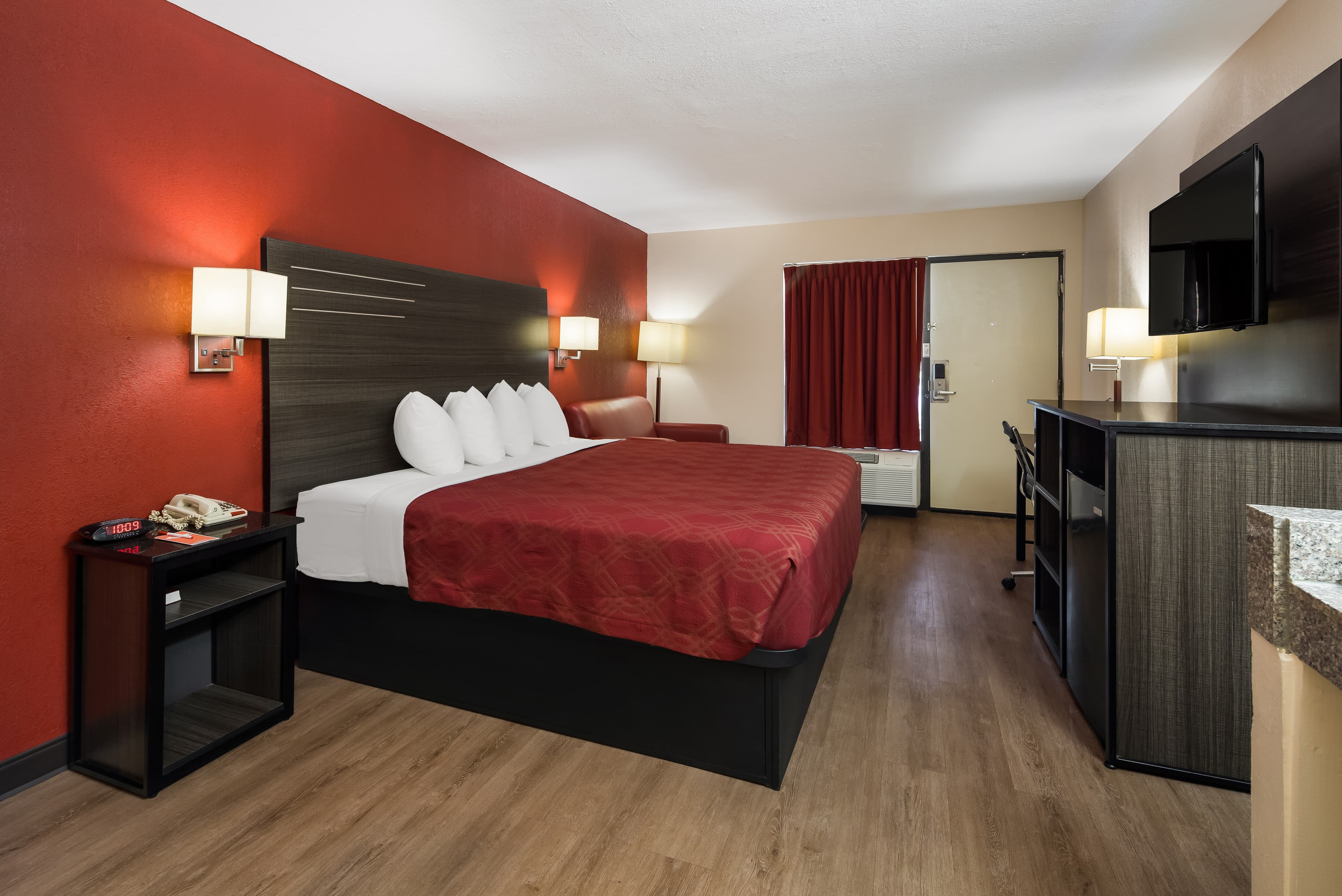 Econo Lodge Madison Airport — 9
