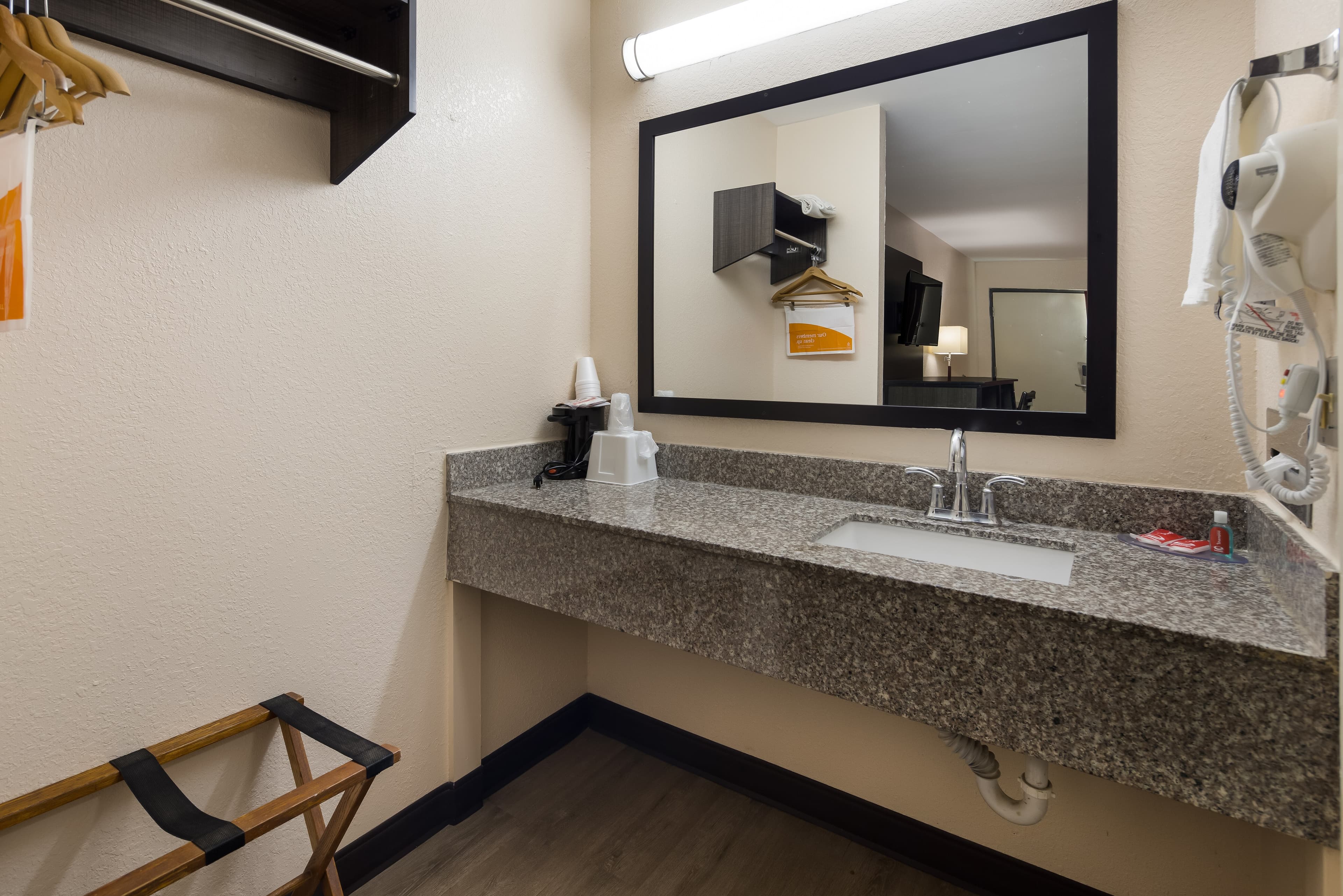 Econo Lodge Madison Airport - Image 5