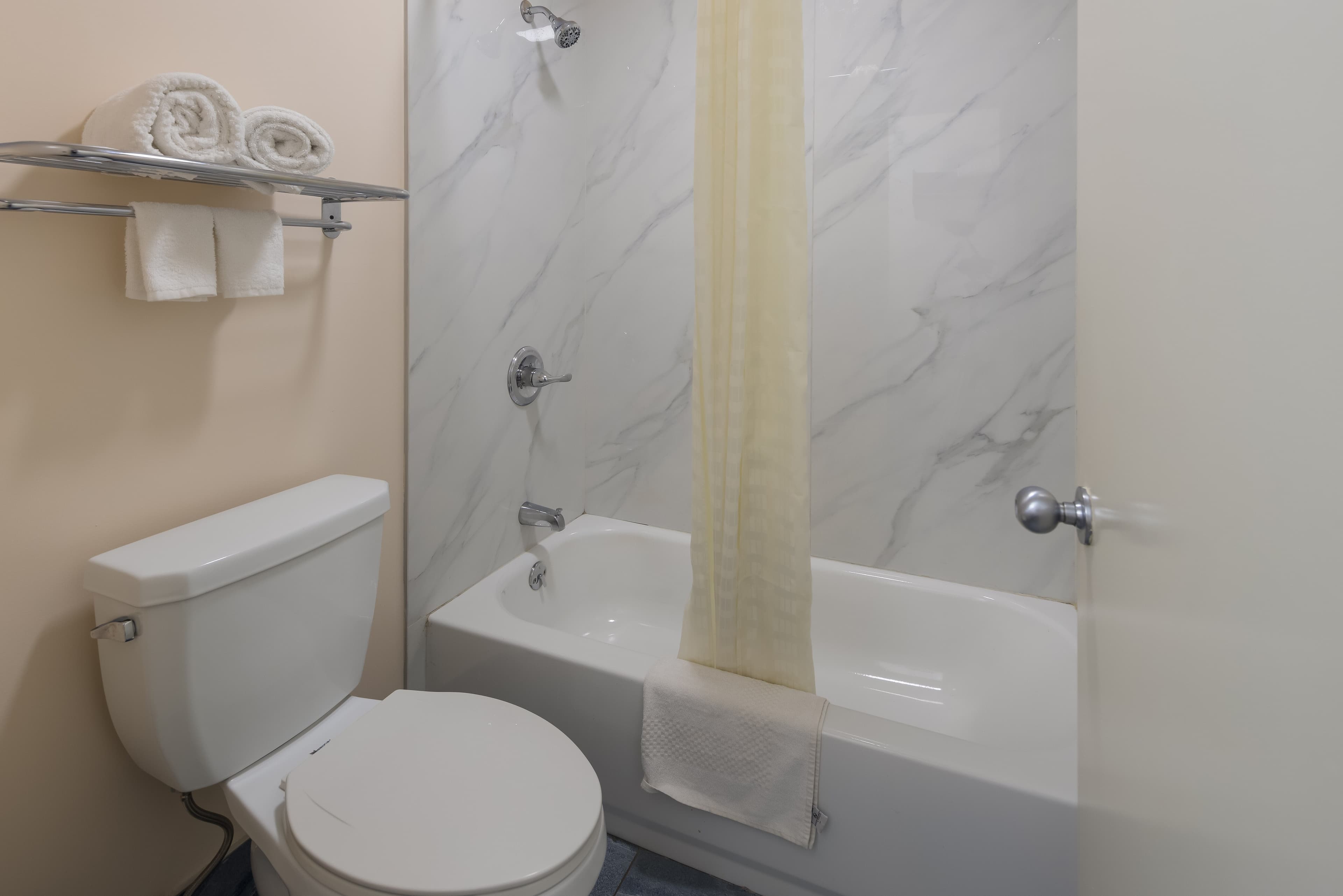 Econo Lodge Madison Airport — 6