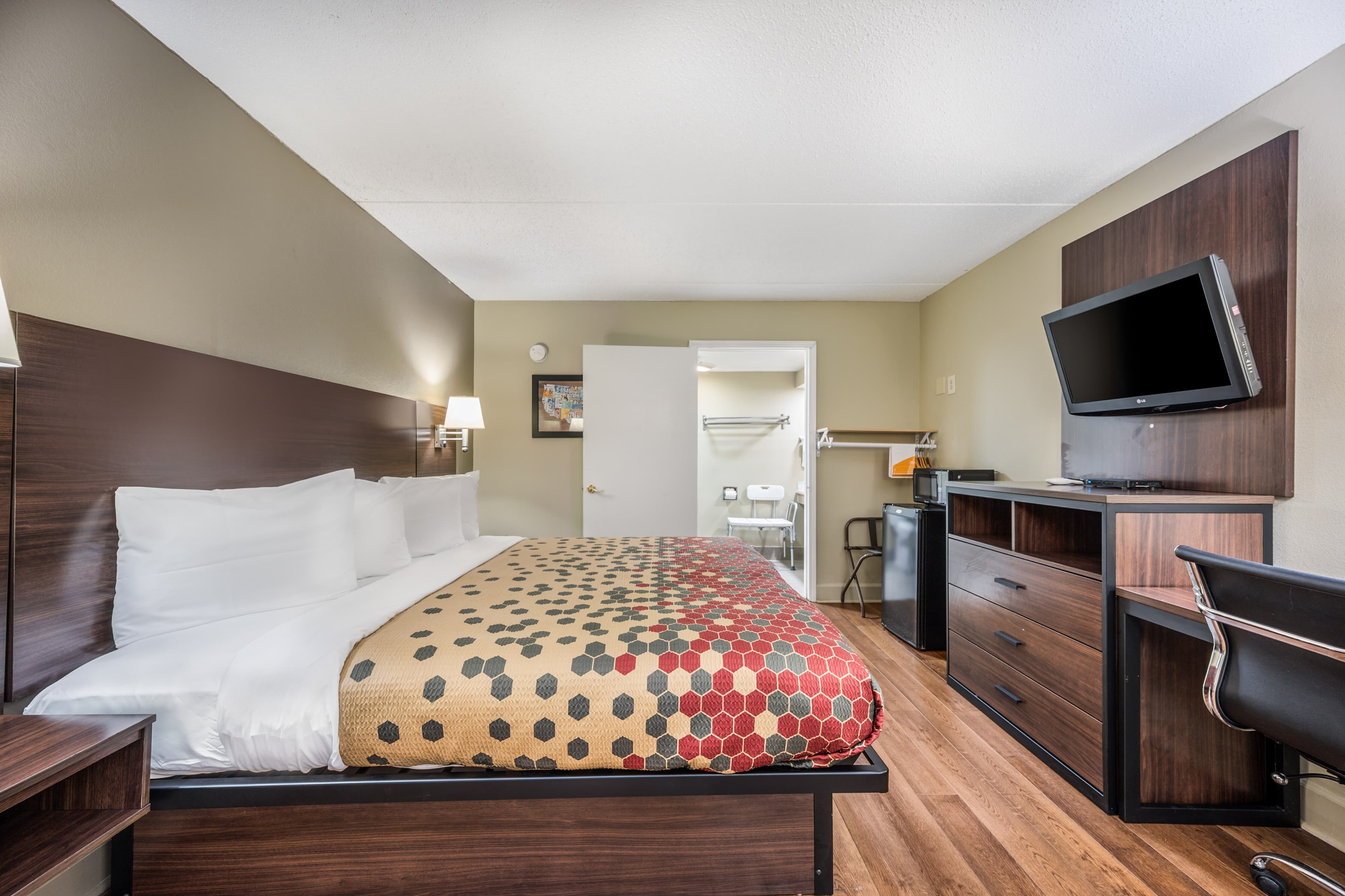 Econo Lodge Inn & Suites Huntsville University Area - Image 2