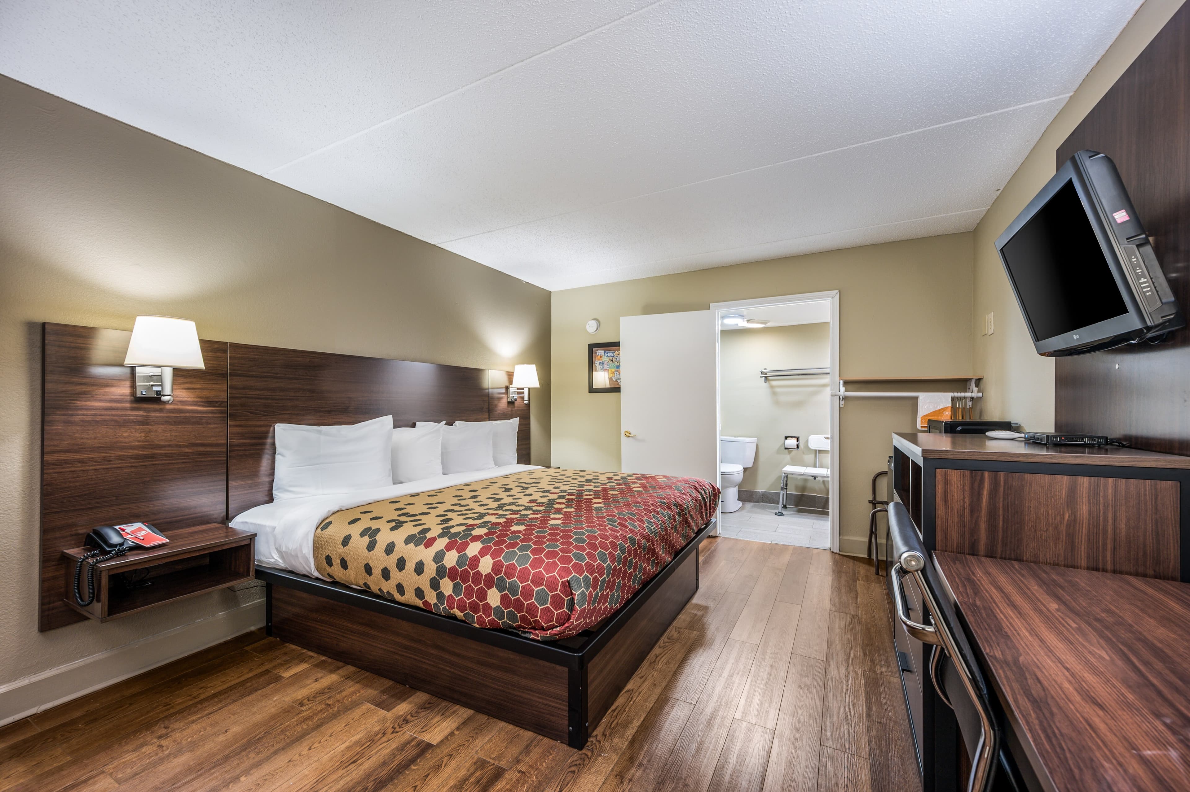 Econo Lodge Inn & Suites Huntsville University Area - Image 3