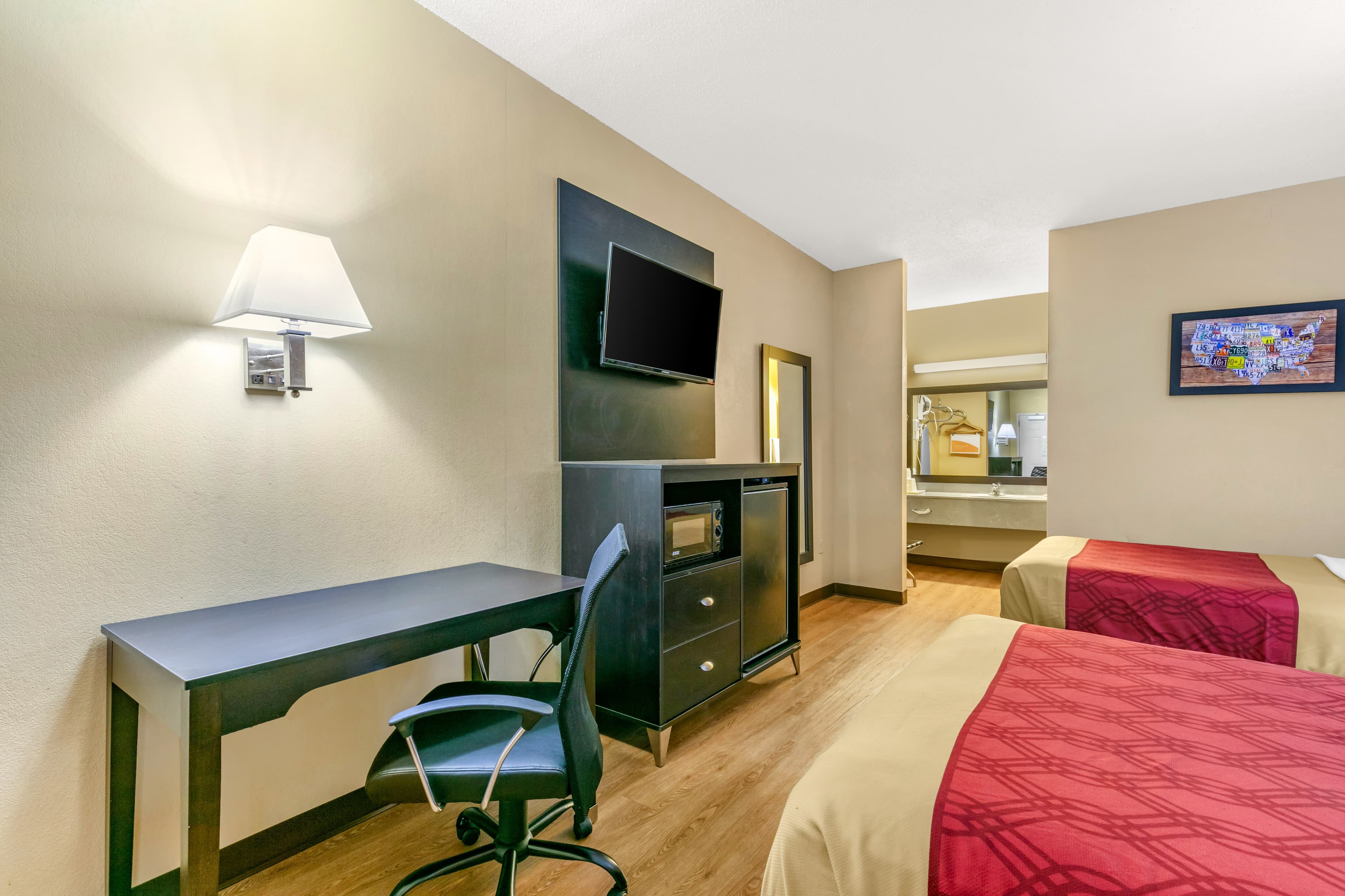 Econo Lodge Northport - Tuscaloosa North - Image 4