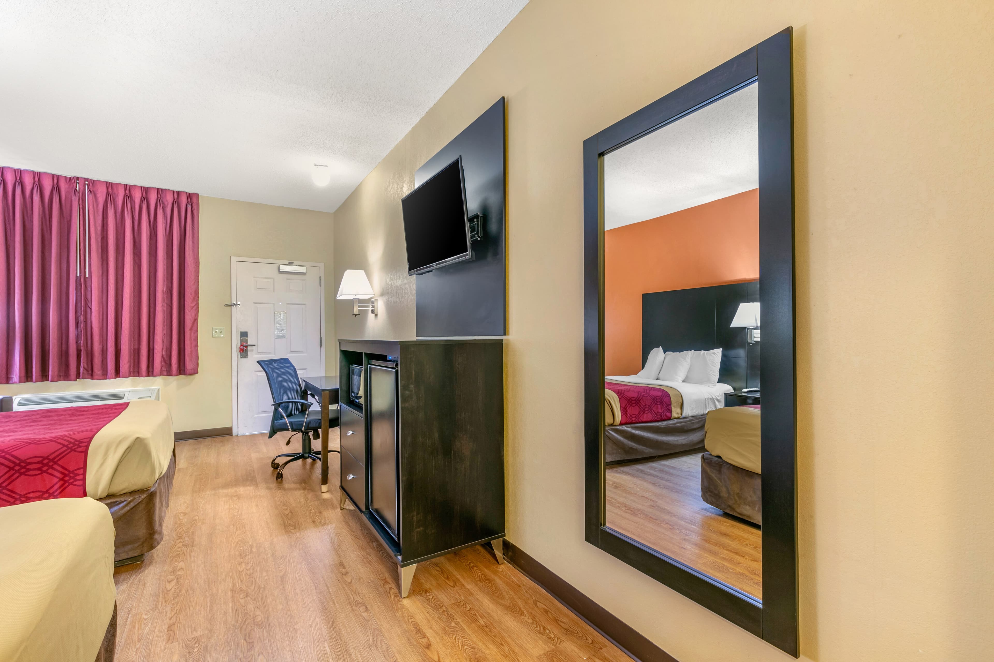Econo Lodge Northport - Tuscaloosa North - Image 5