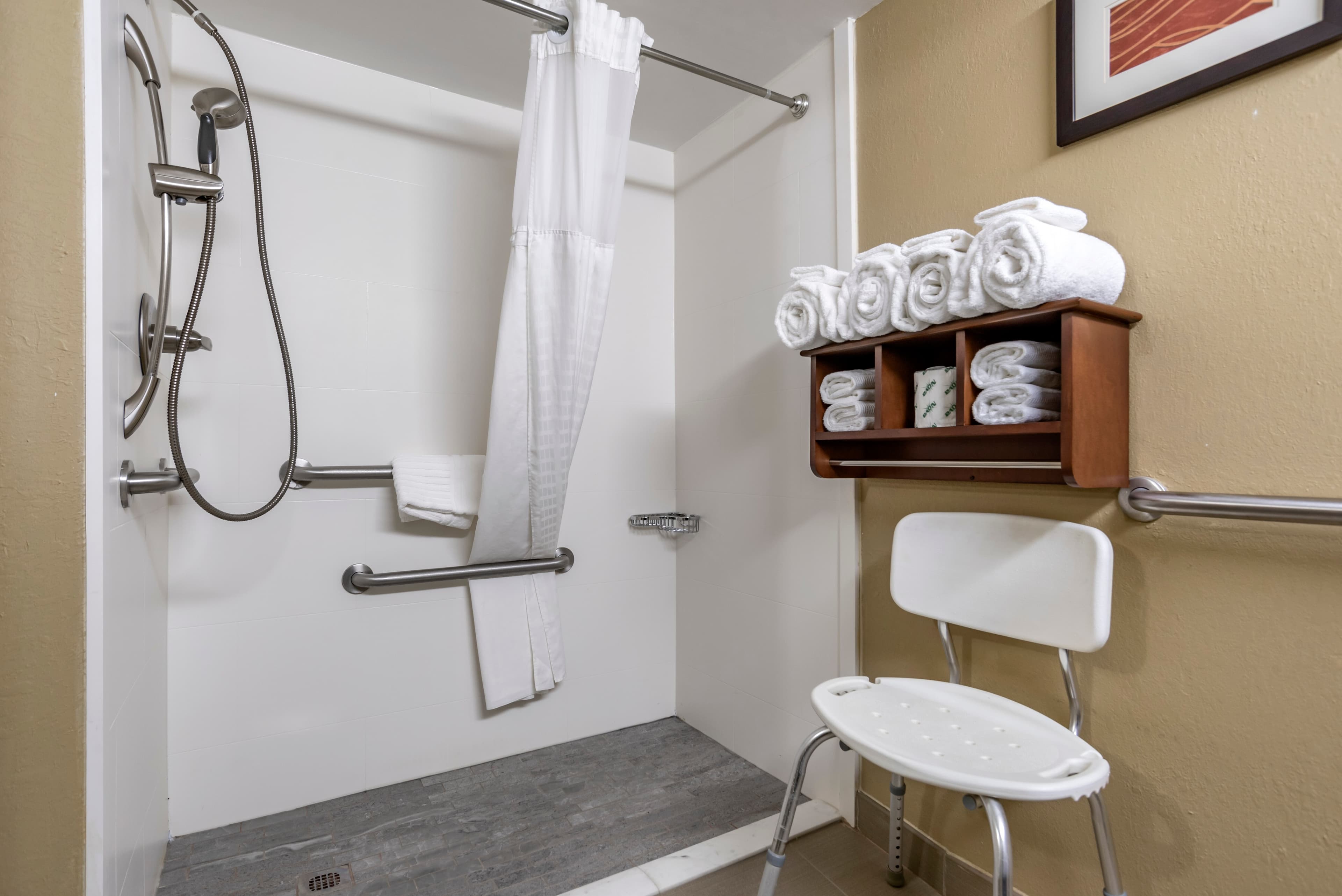 Comfort Inn & Suites Leeds I-20 — 7