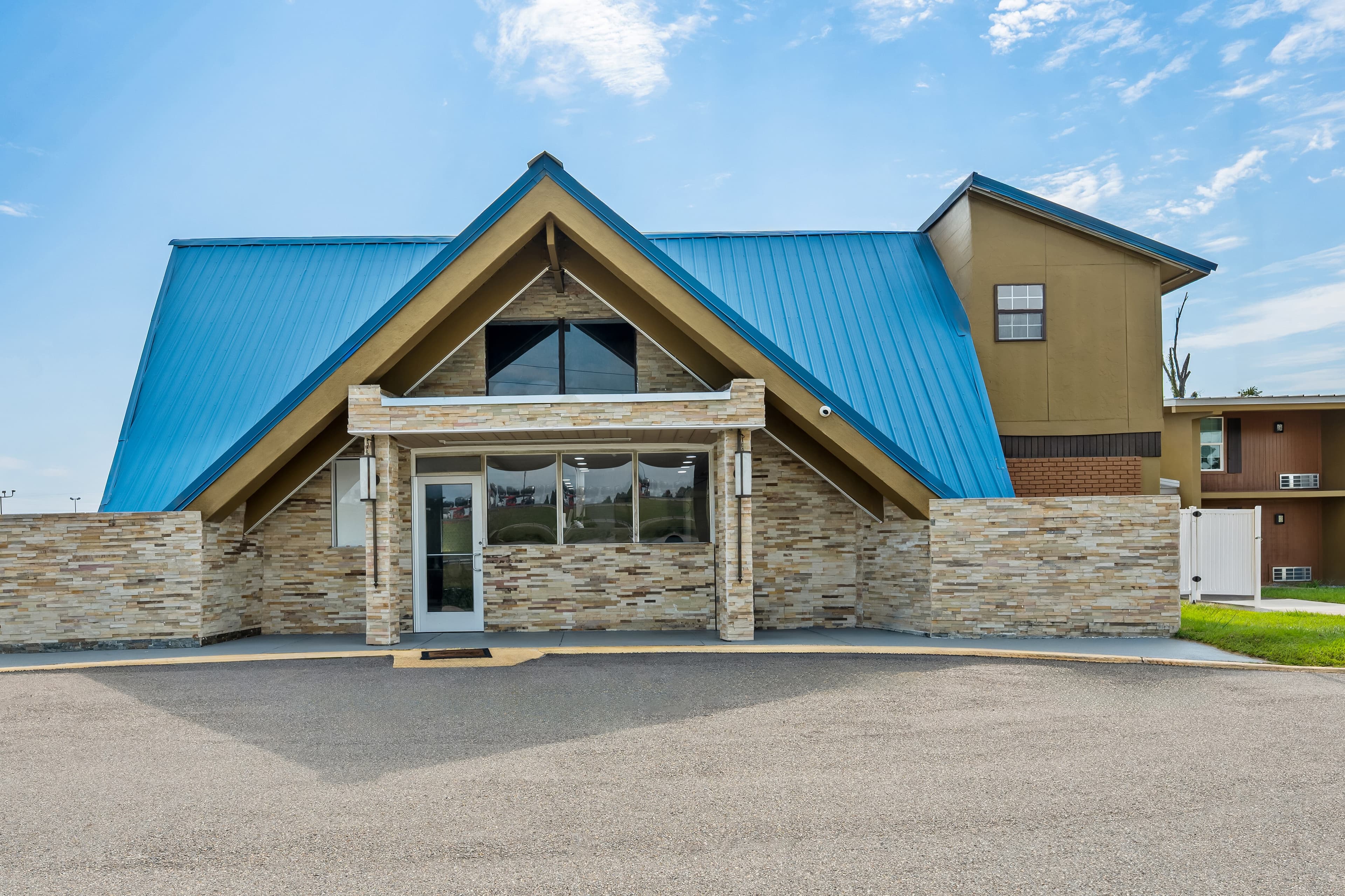 Econo Lodge Montgomery South I-65 - Image 1