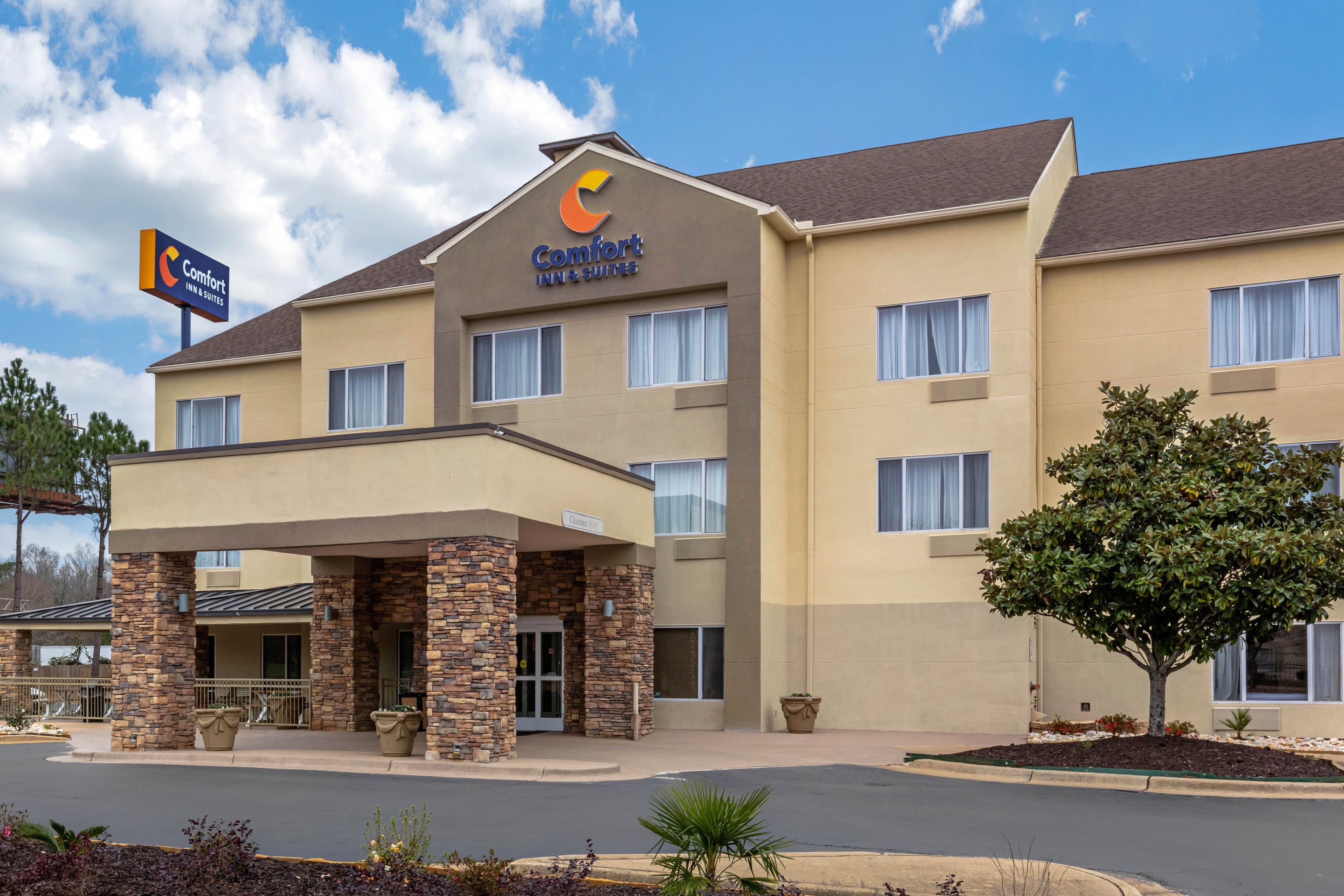 Comfort Inn & Suites Montgomery East Carmichael Rd - Image 1