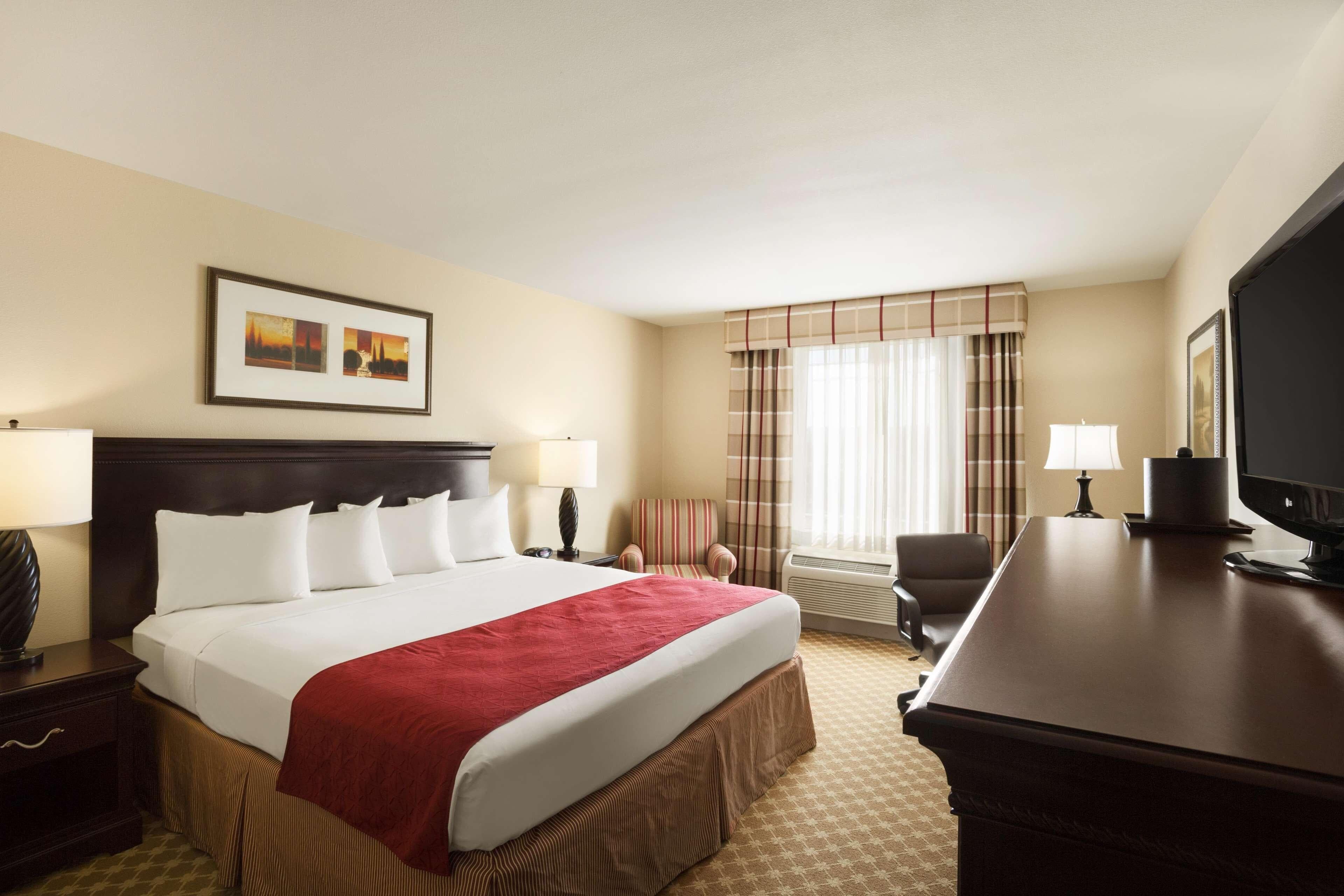 Comfort Inn & Suites Dothan Northside Plaza - Image 1