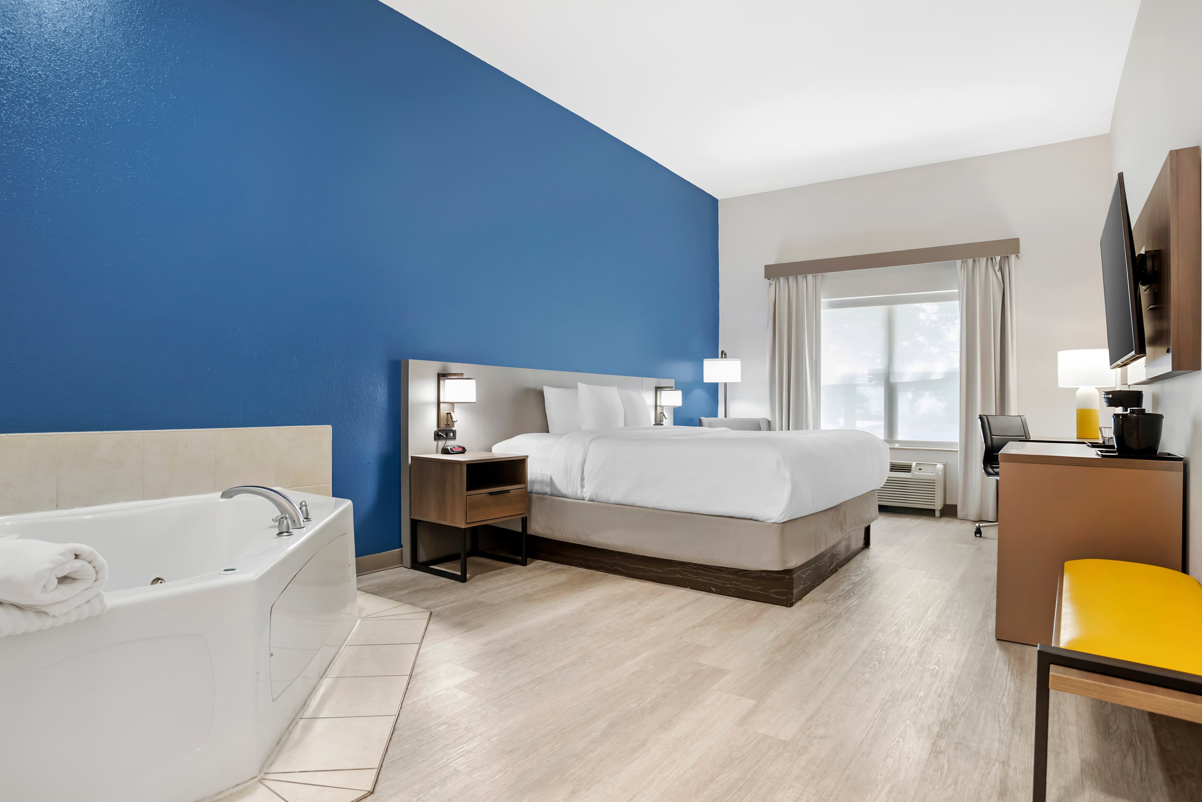 Comfort Inn & Suites Dothan Northside Plaza — 11