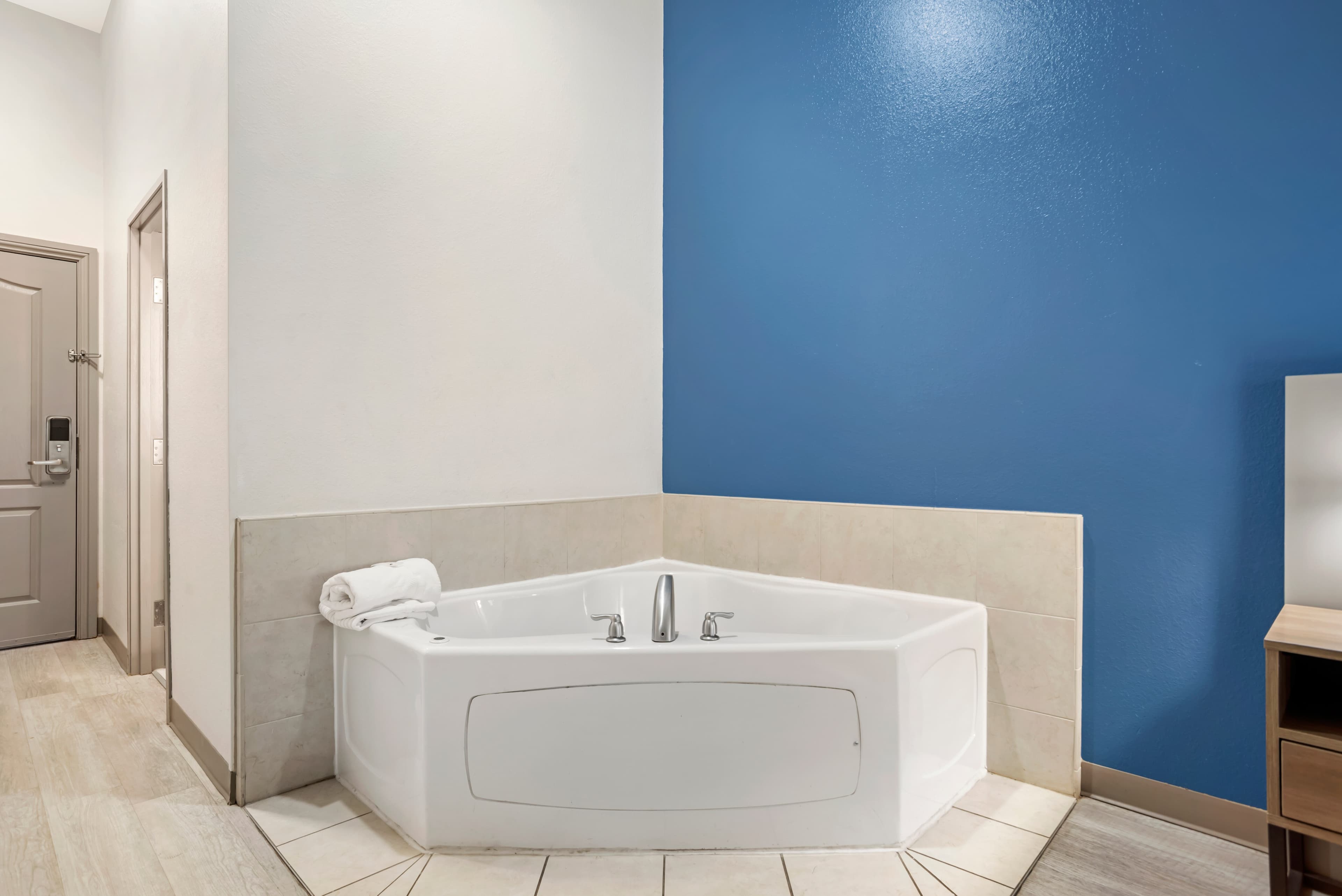 Comfort Inn & Suites Dothan Northside Plaza — 13