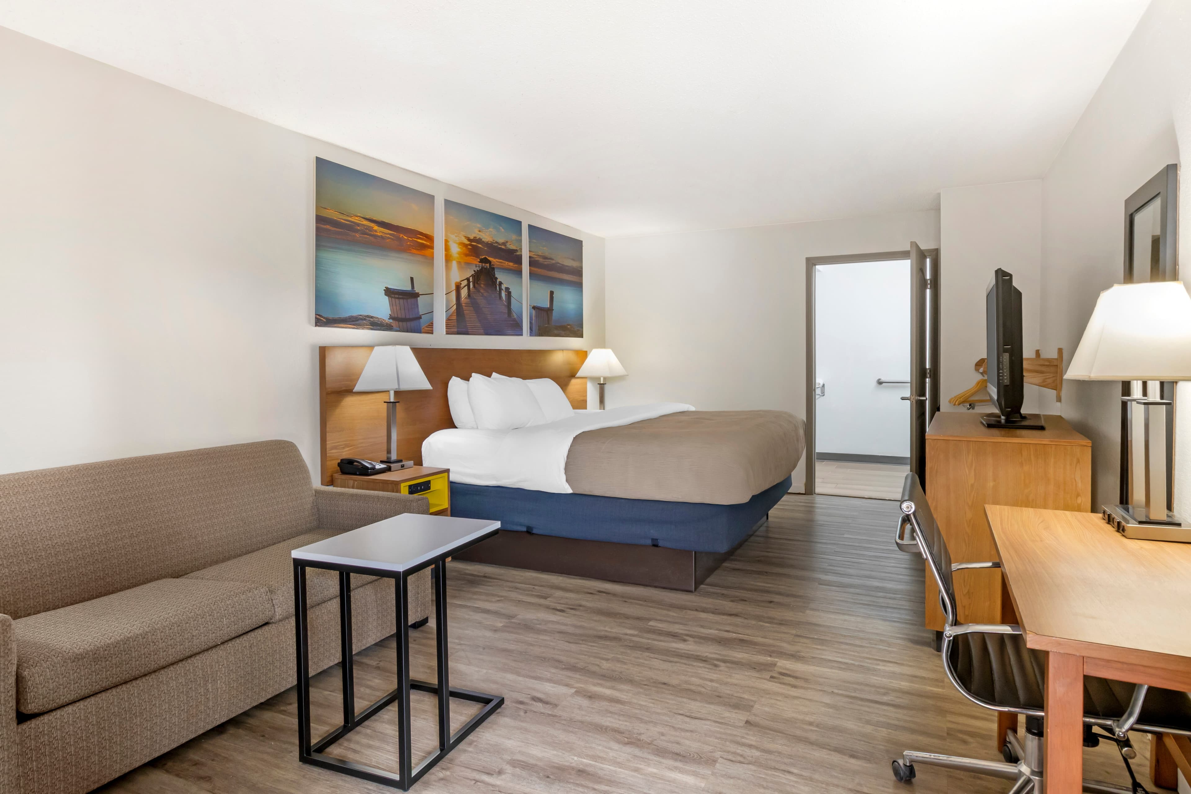 Quality Inn & Suites Decatur - Priceville I-65 - Image 2