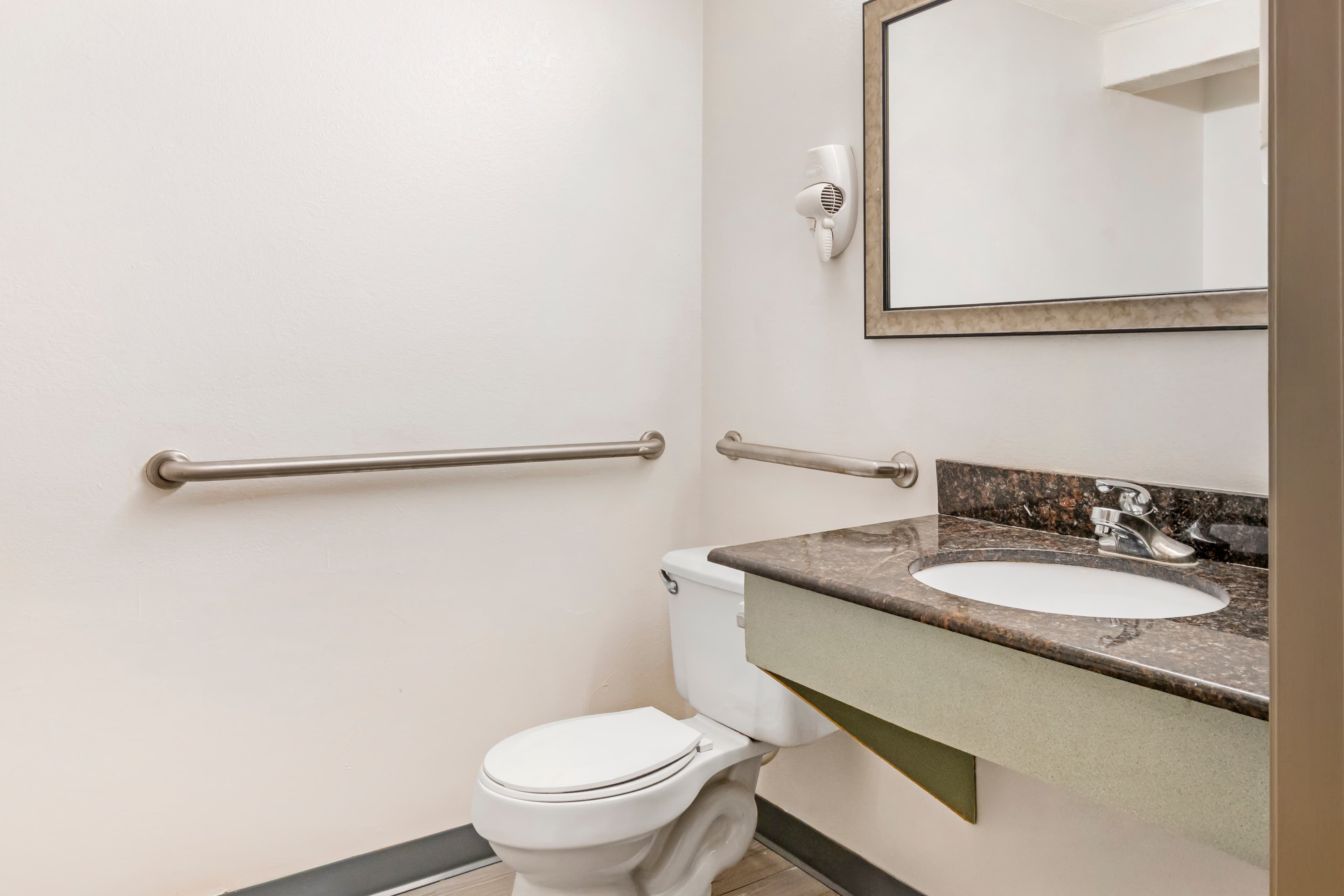 Quality Inn & Suites Decatur - Priceville I-65 - Image 5