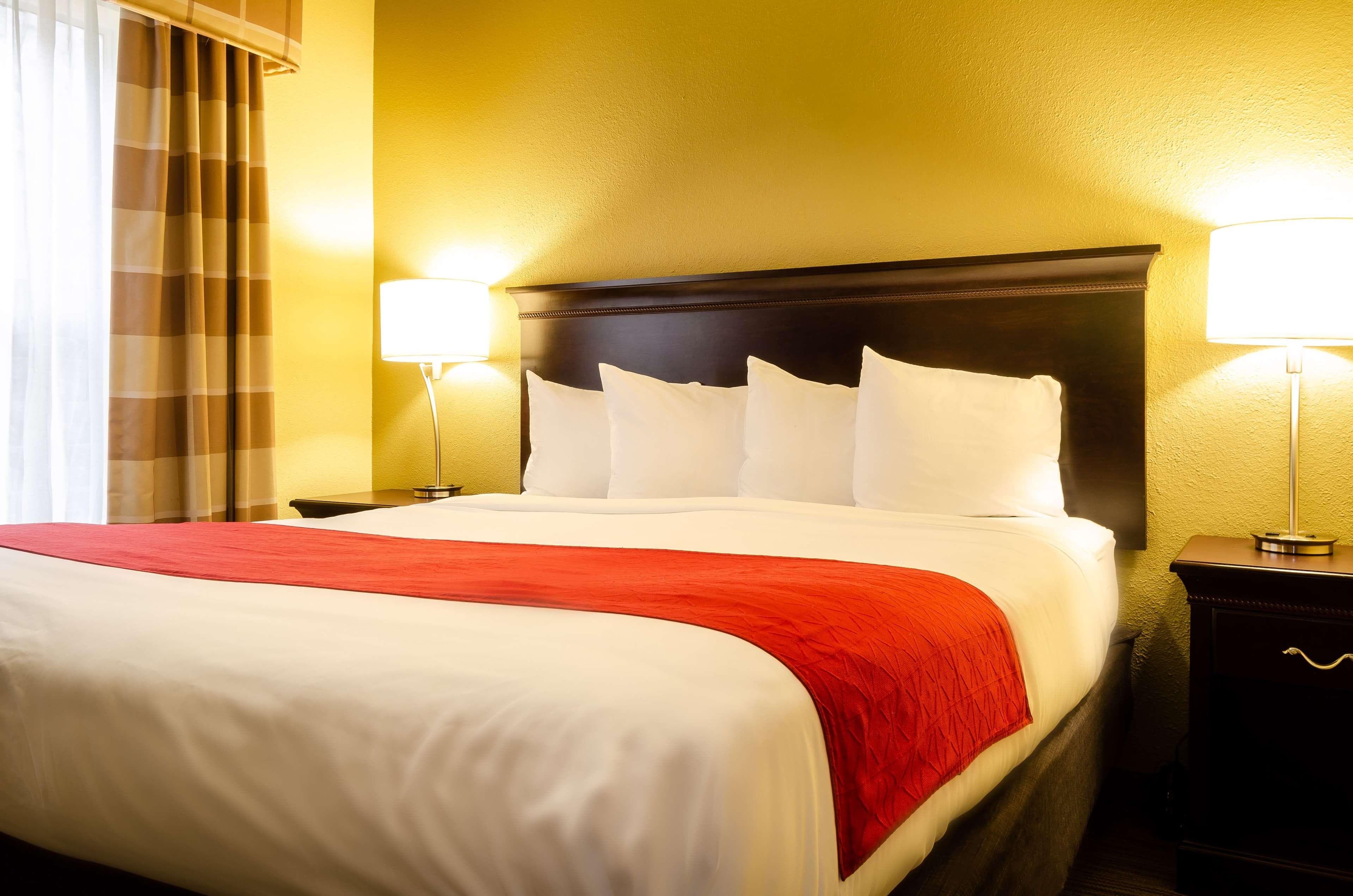 Country Inn & Suites by Radisson, Tuscaloosa, AL - Image 2