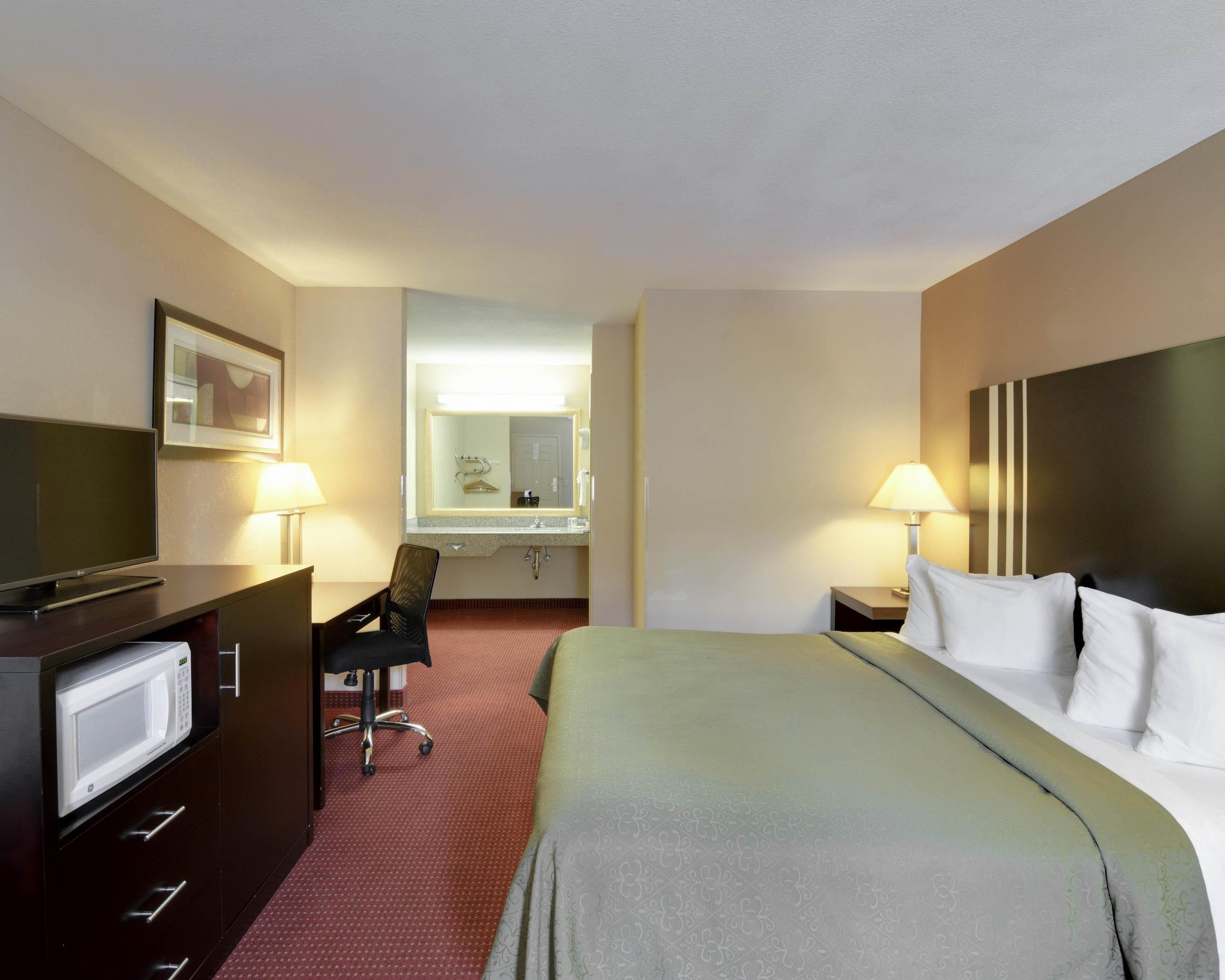 Quality Inn & Suites Clarksville - Image 4