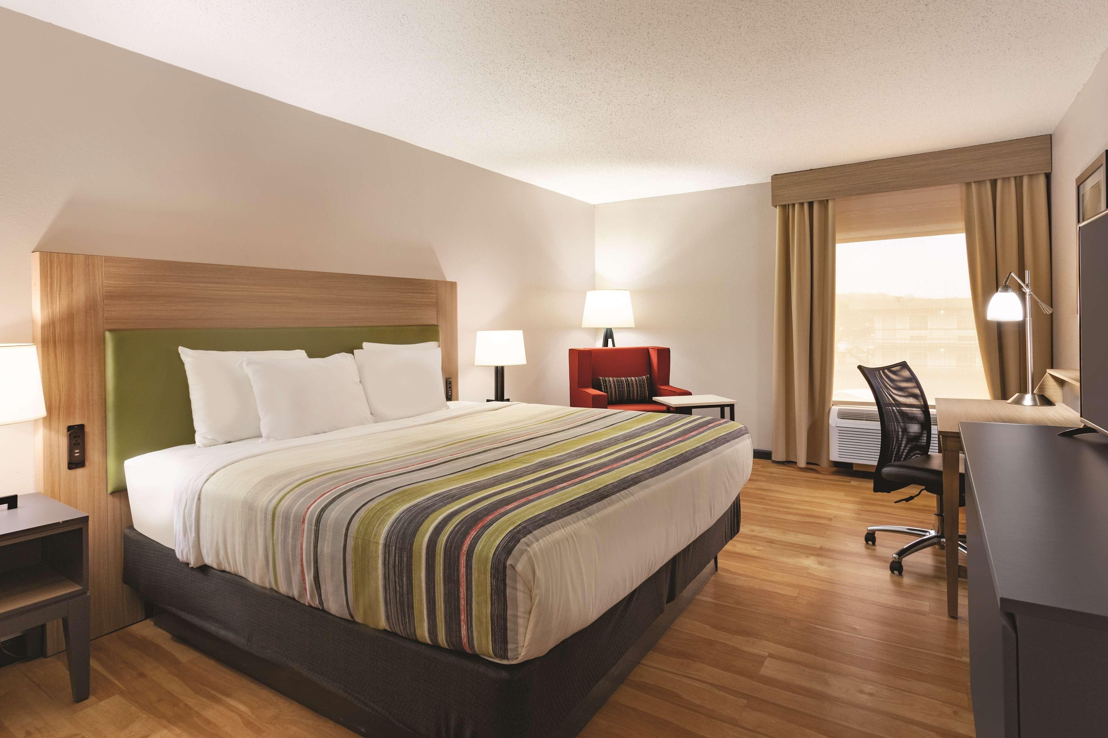 Country Inn & Suites by Radisson, North Little Rock, AR - Image 4