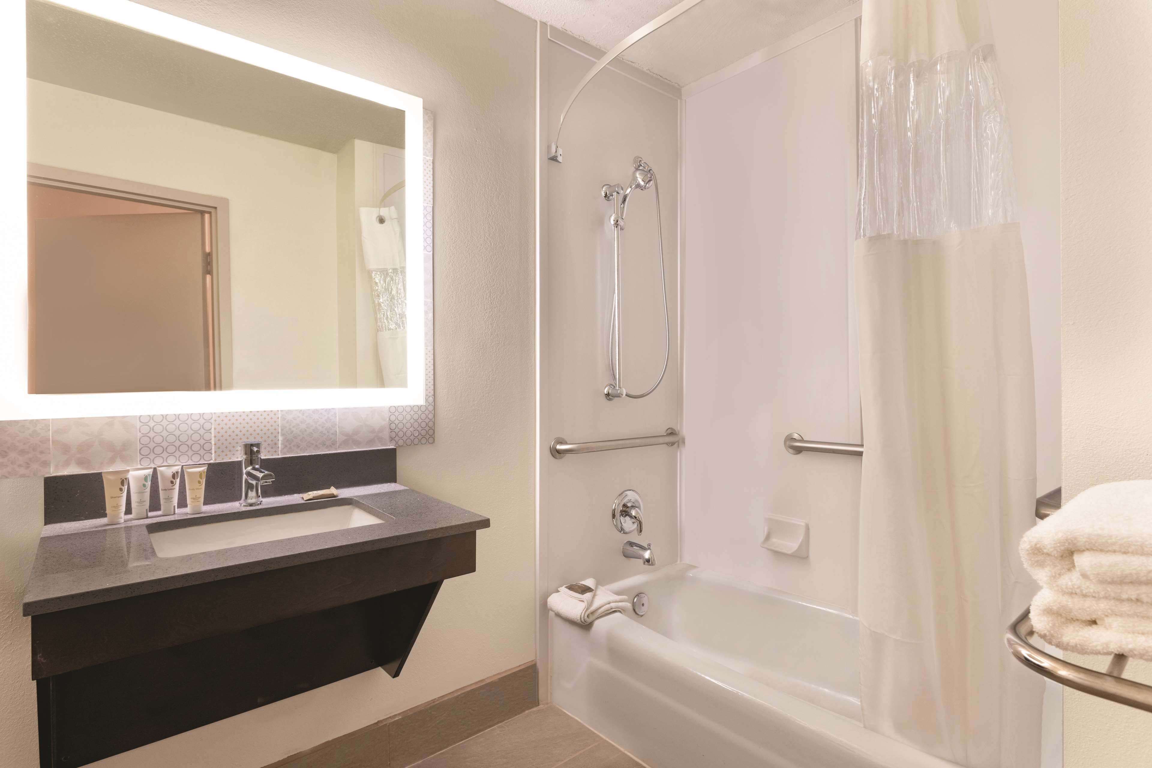 Country Inn & Suites by Radisson, North Little Rock, AR — 14
