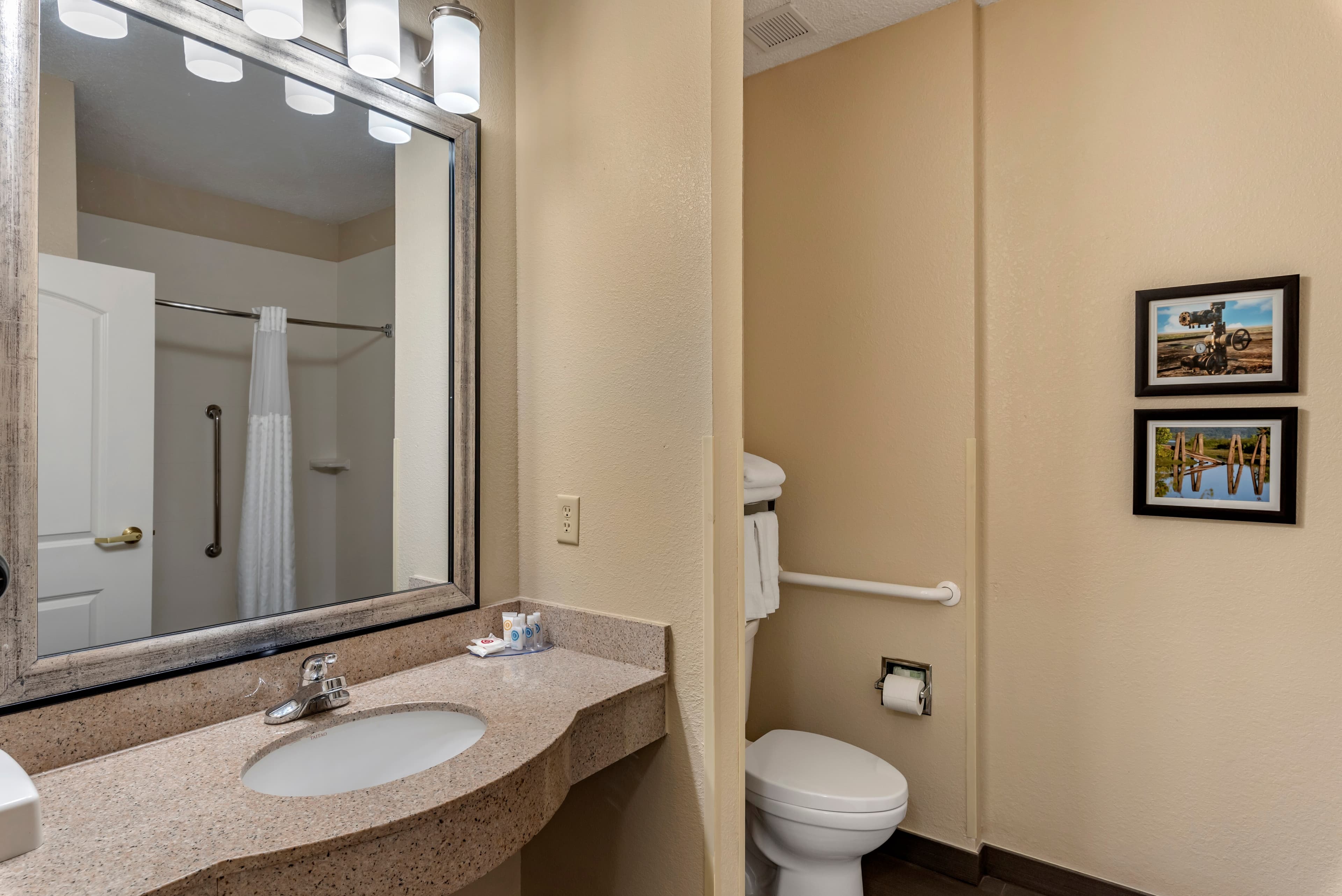 Comfort Inn & Suites El Dorado - Image 2