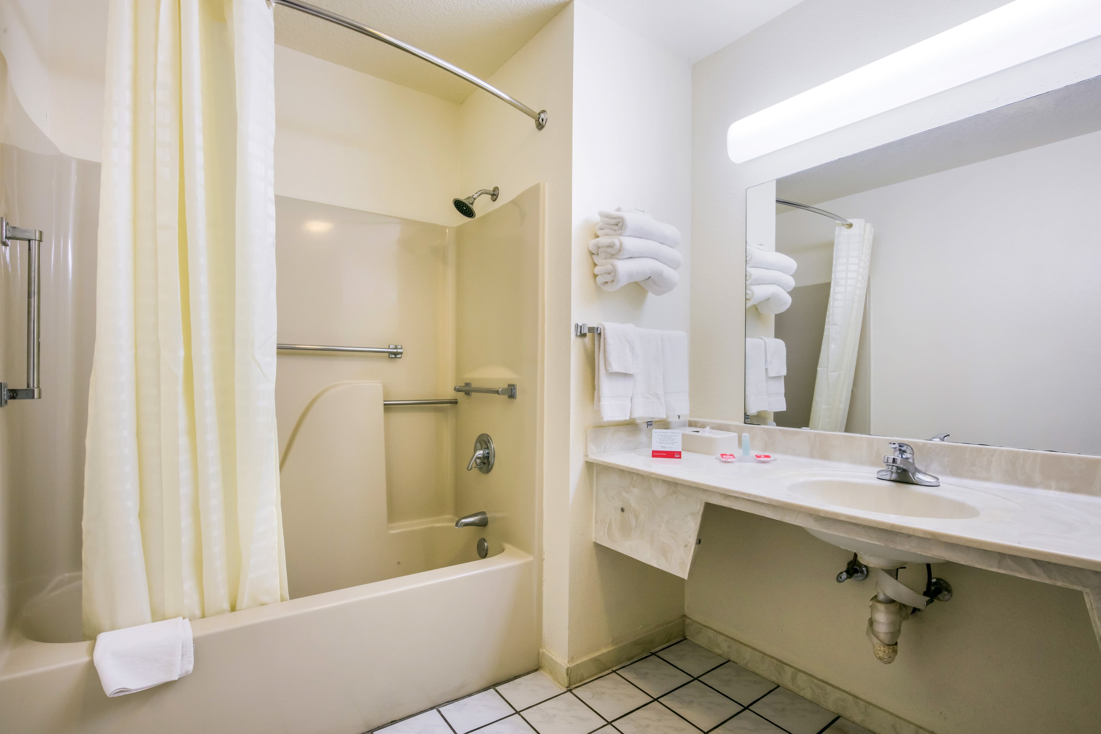 Econo Lodge & Suites Brinkley — 11