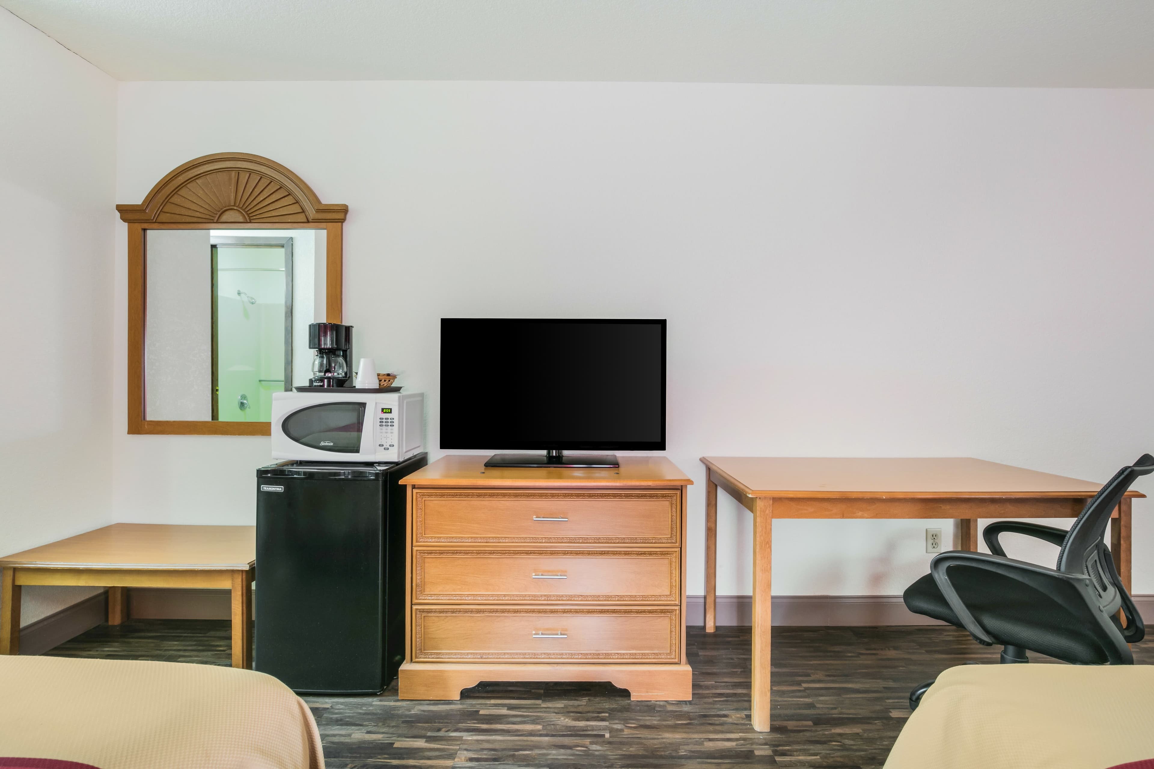 Econo Lodge & Suites Brinkley - Image 4