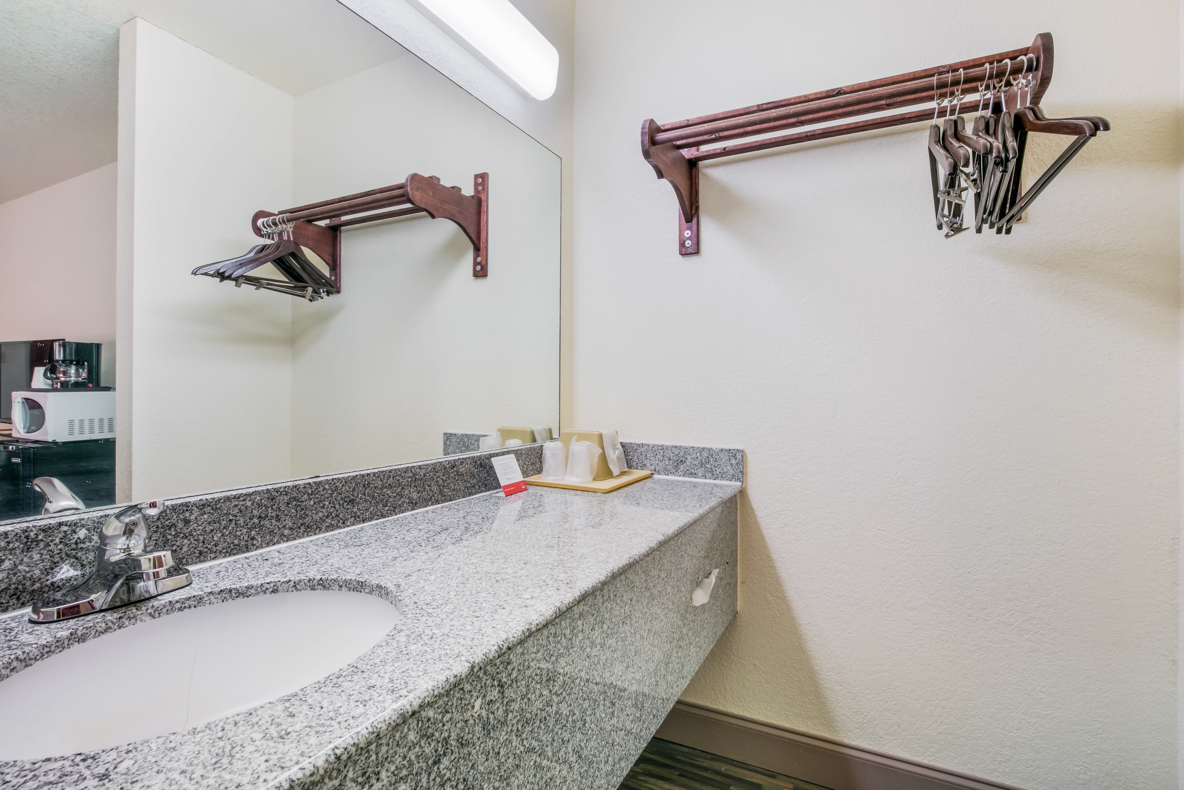 Econo Lodge & Suites Brinkley — 7