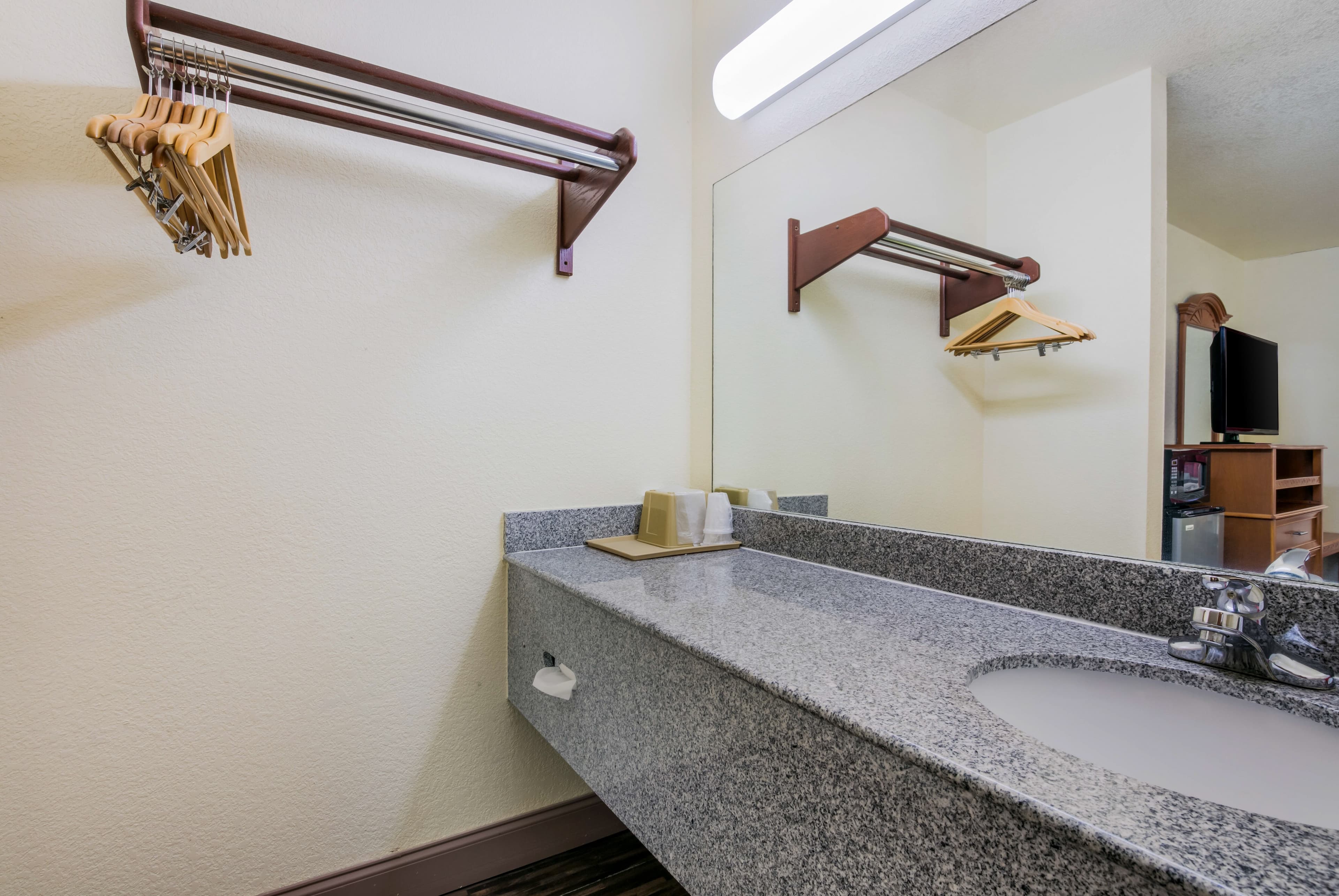 Econo Lodge & Suites Brinkley — 31