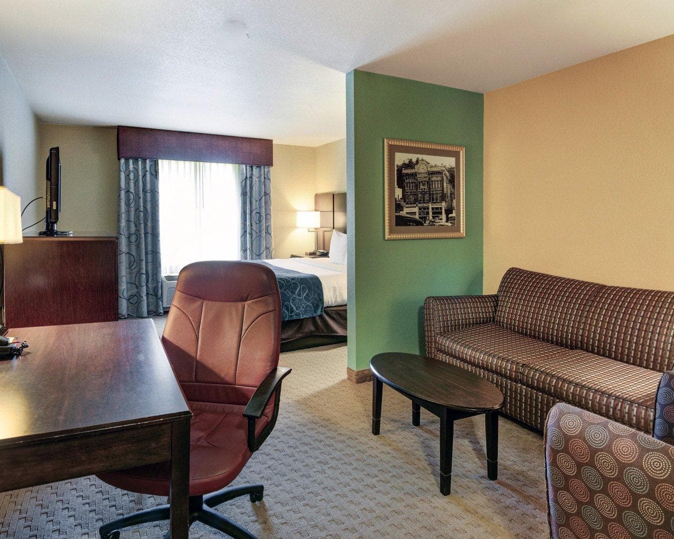 Comfort Suites near Hot Springs Park - Image 3