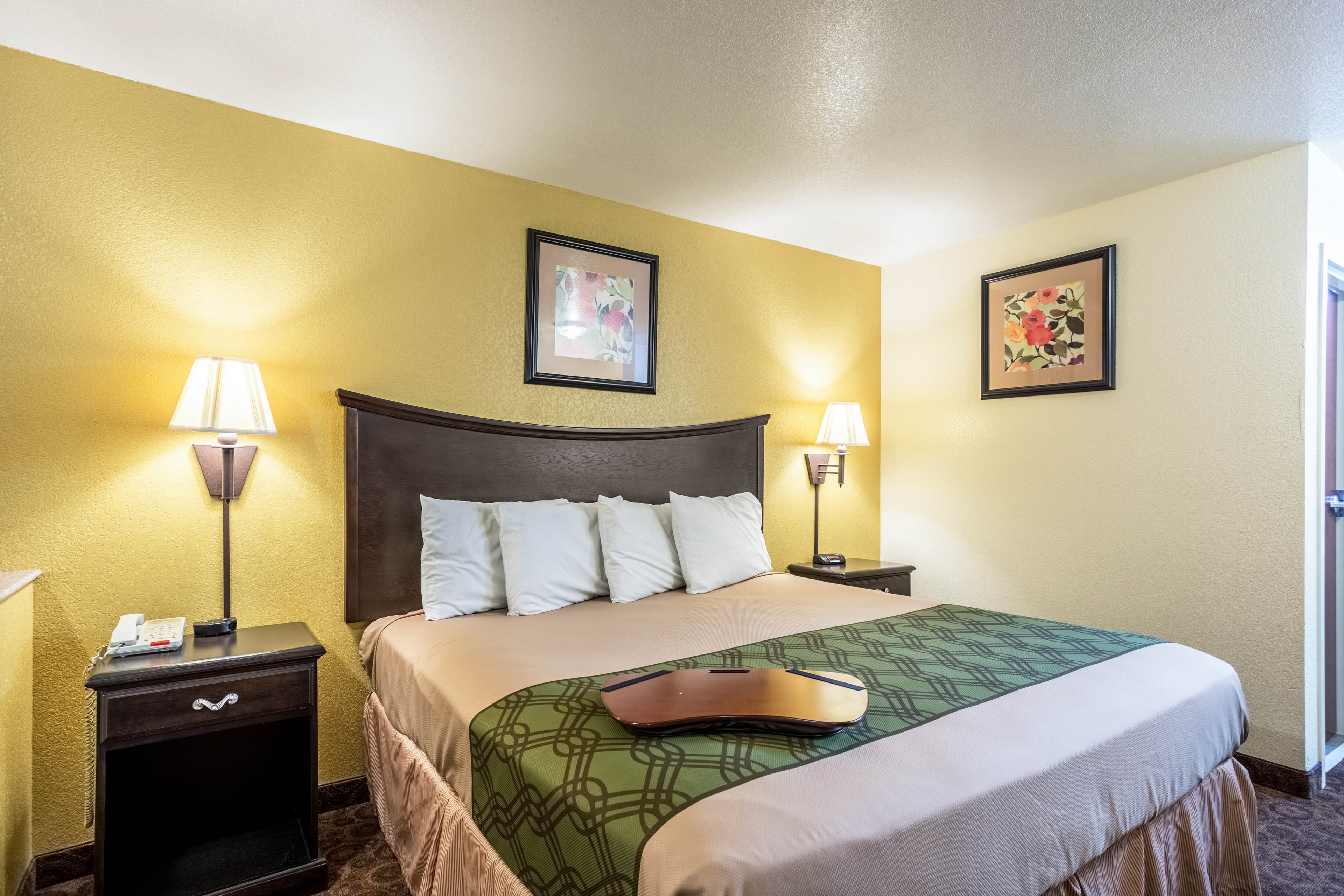 Econo Lodge Inn & Suites Searcy - Image 1