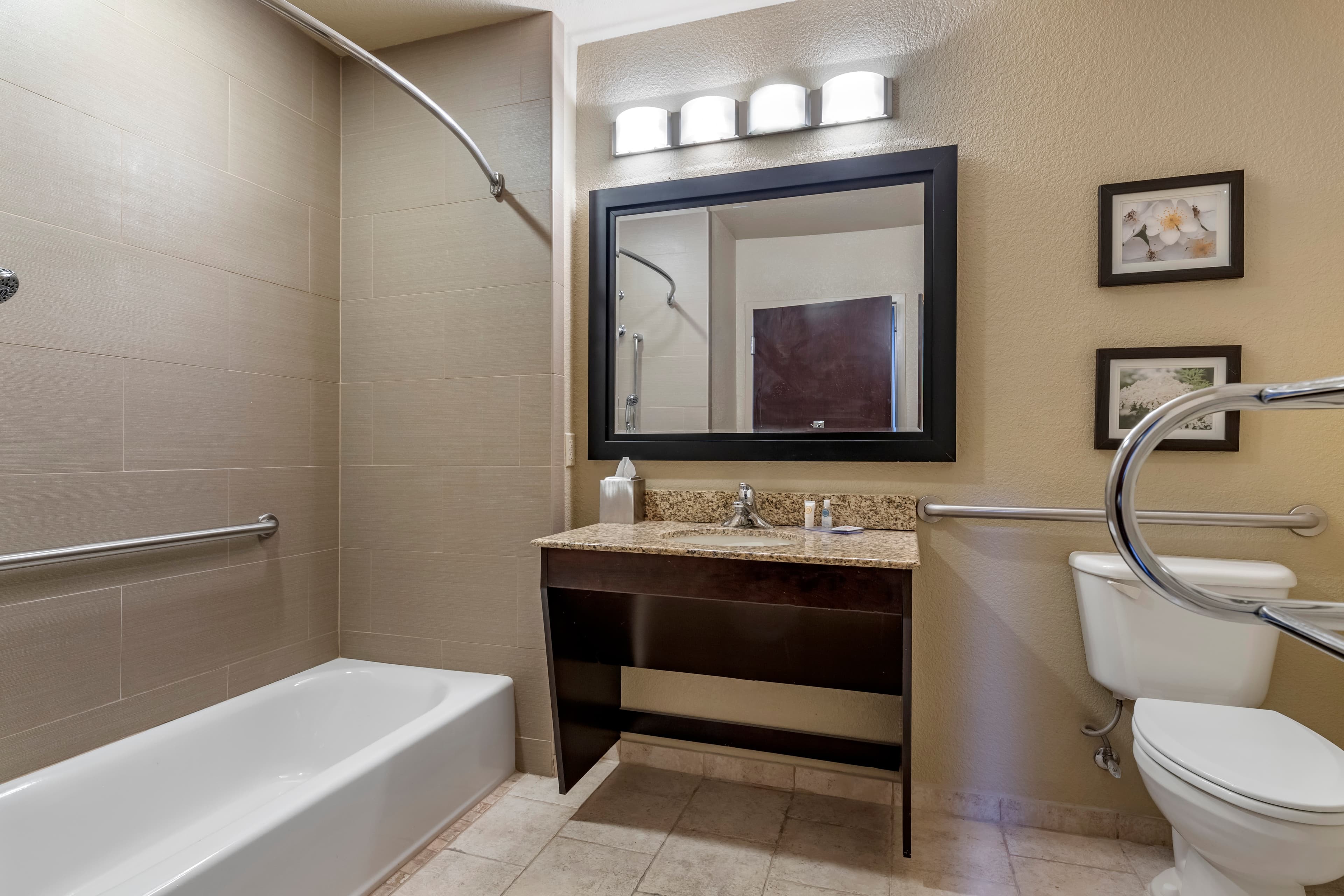 Comfort Inn Bentonville - Crystal Bridges - Image 3