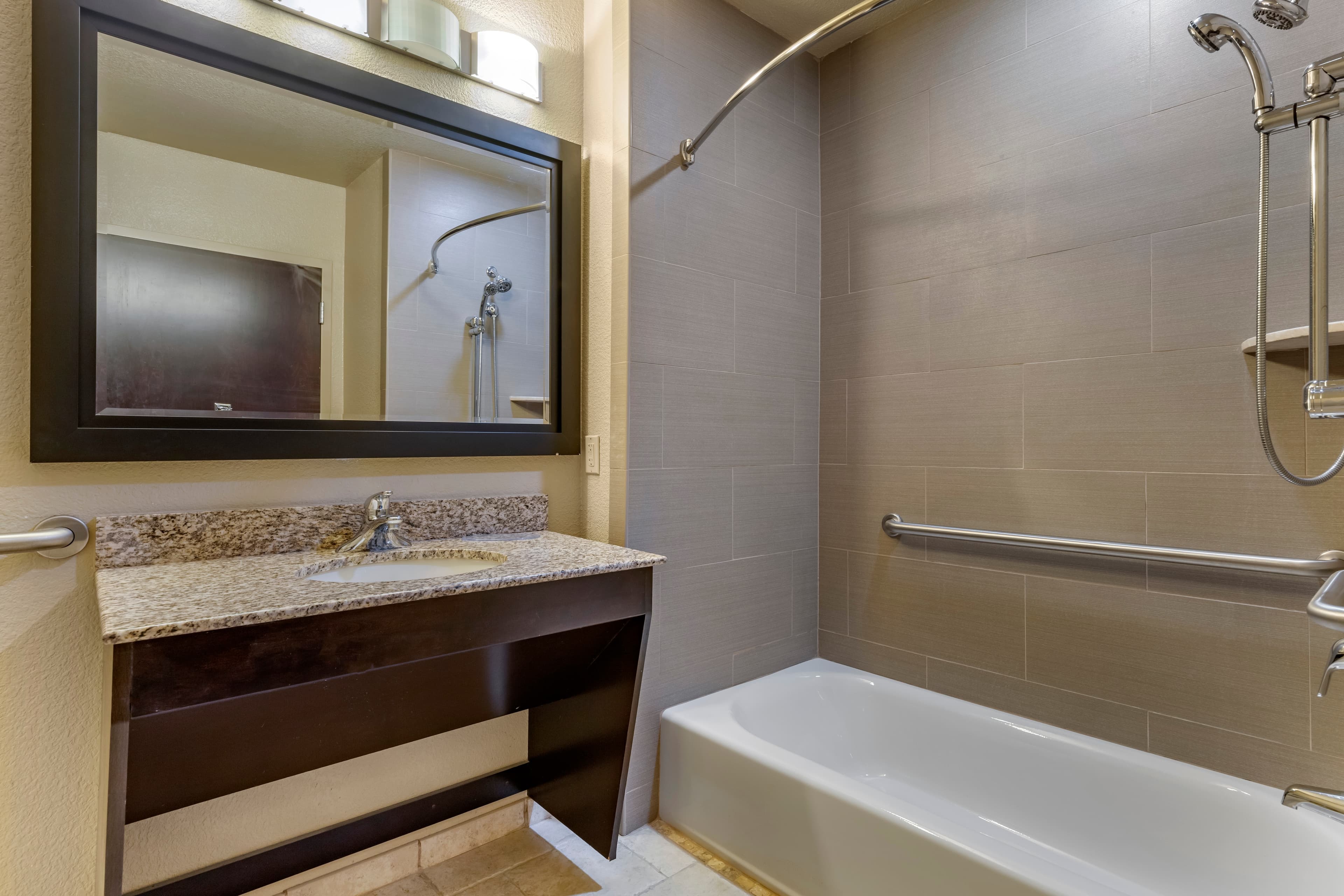 Comfort Inn Bentonville - Crystal Bridges - Image 4