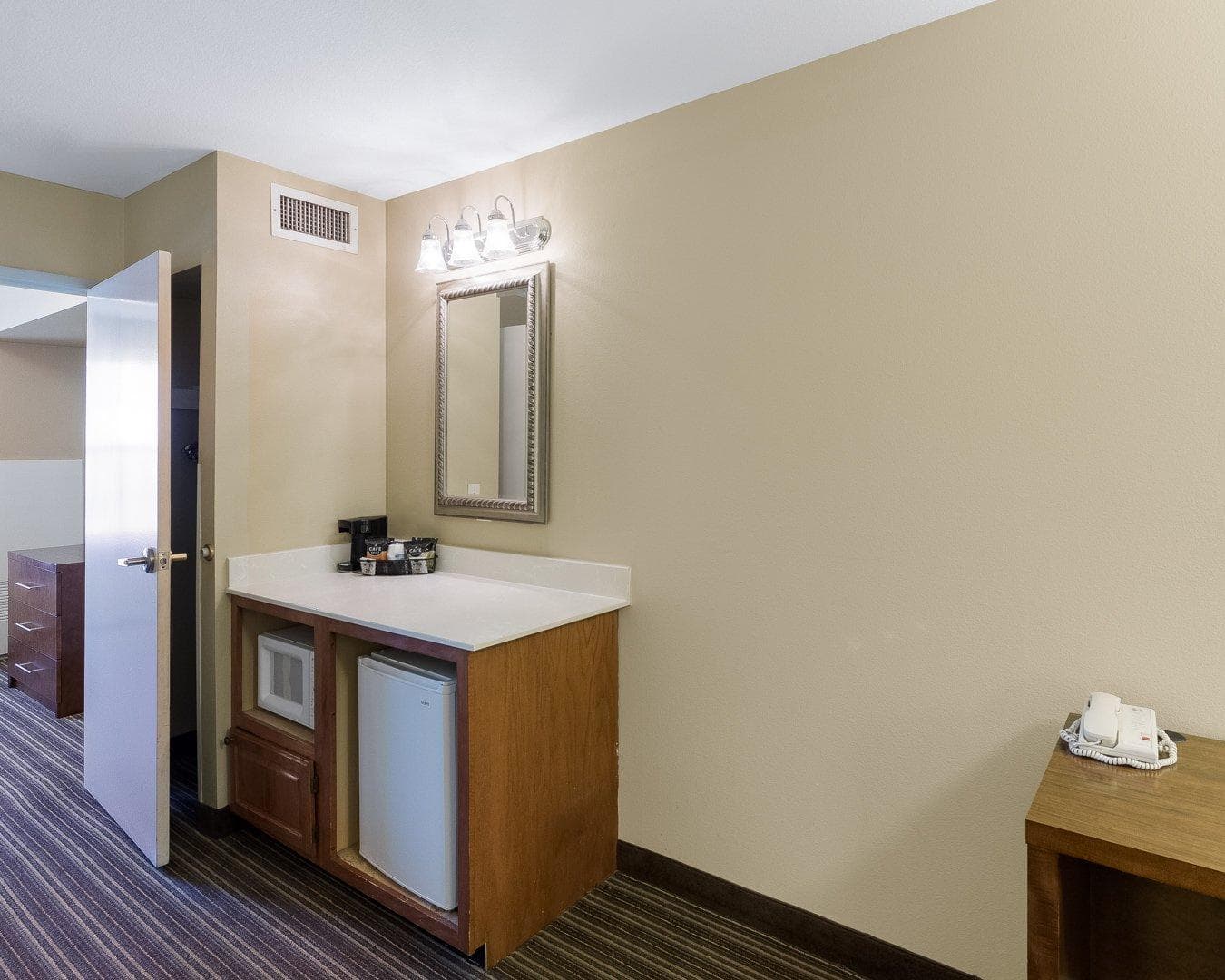 Comfort Inn & Suites Fayetteville-University Area - Image 5