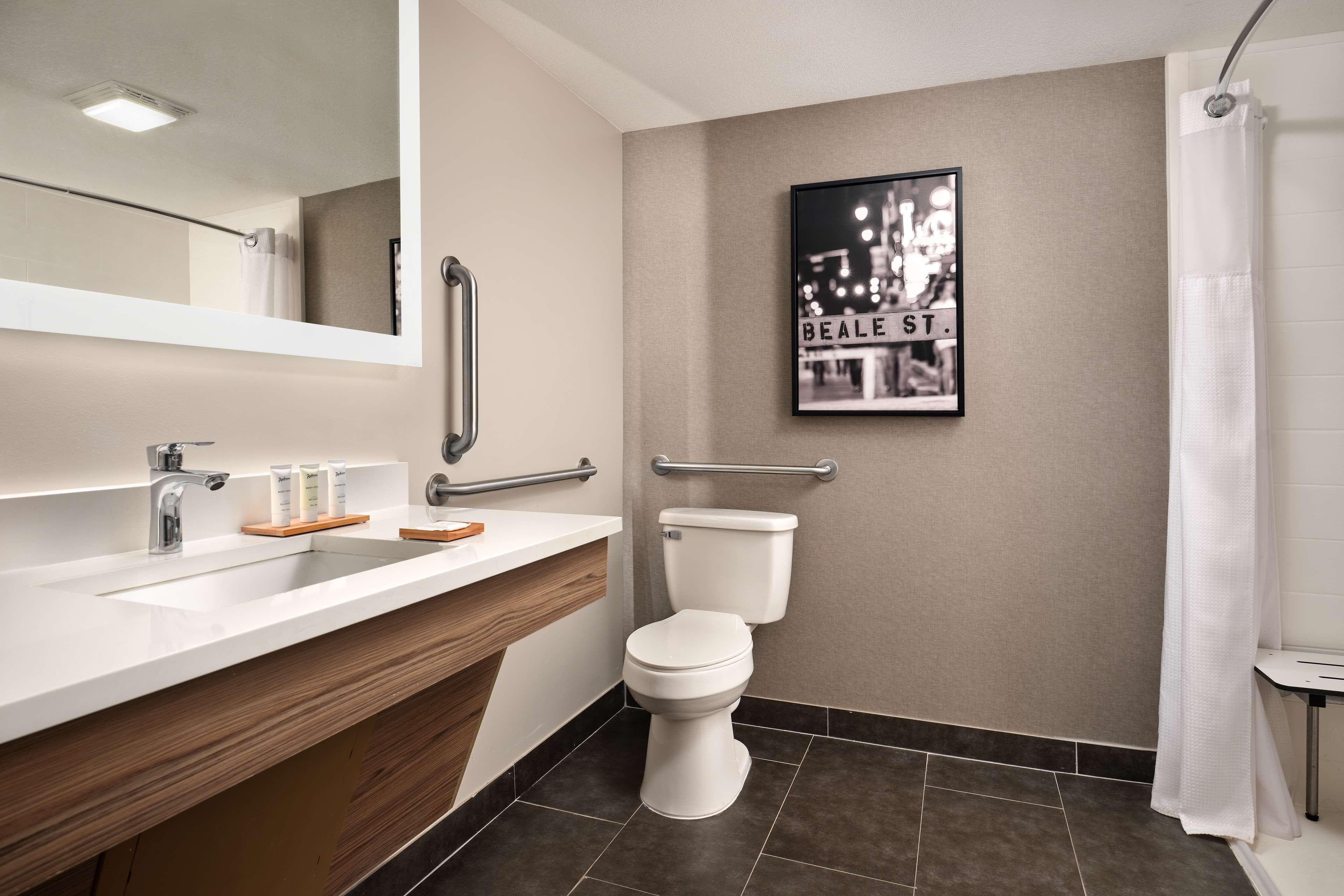 Radisson Hotel West Memphis - Image 4