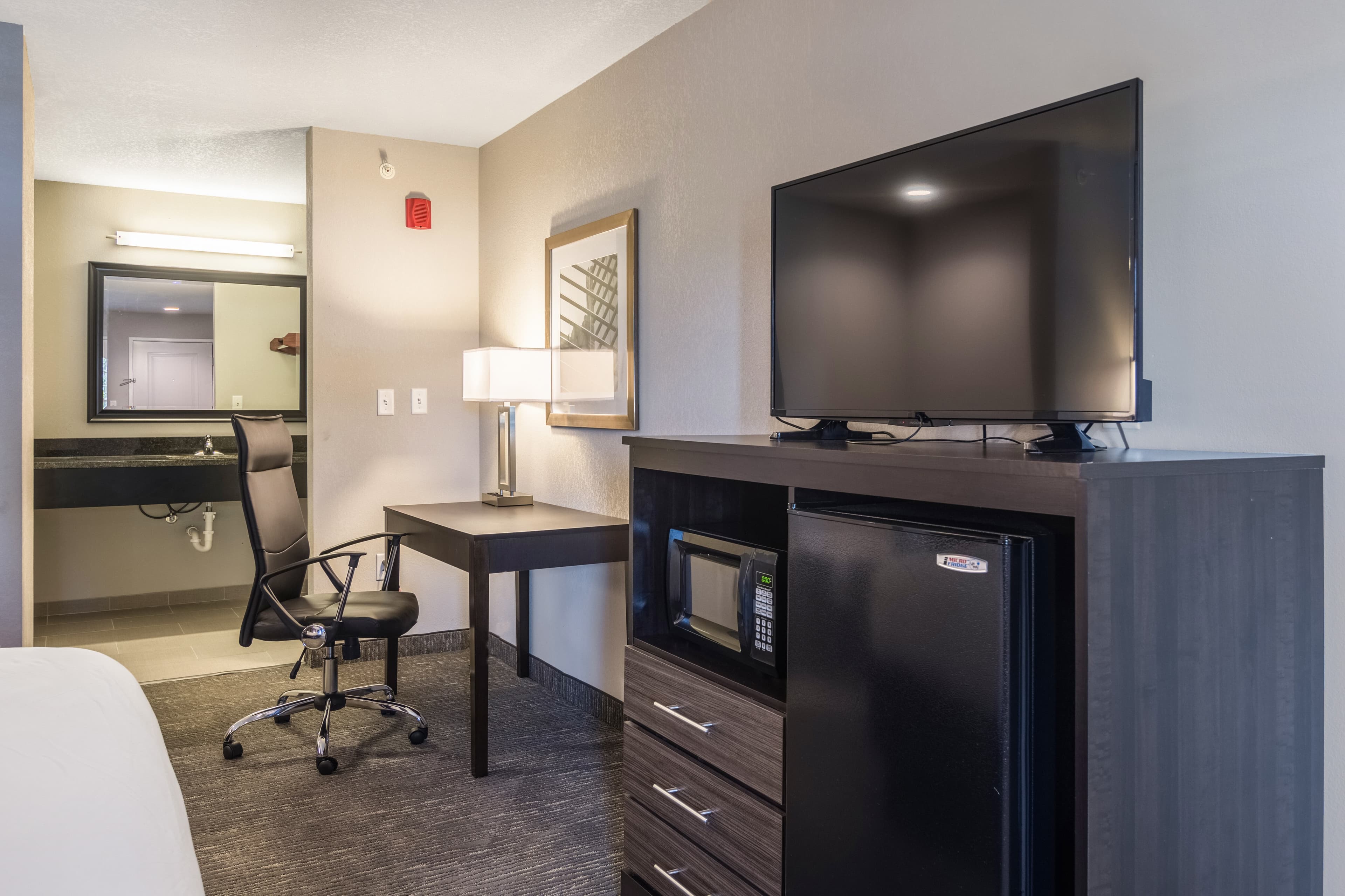 Econo Lodge Inn & Suites North Little Rock near Riverfront - Image 3
