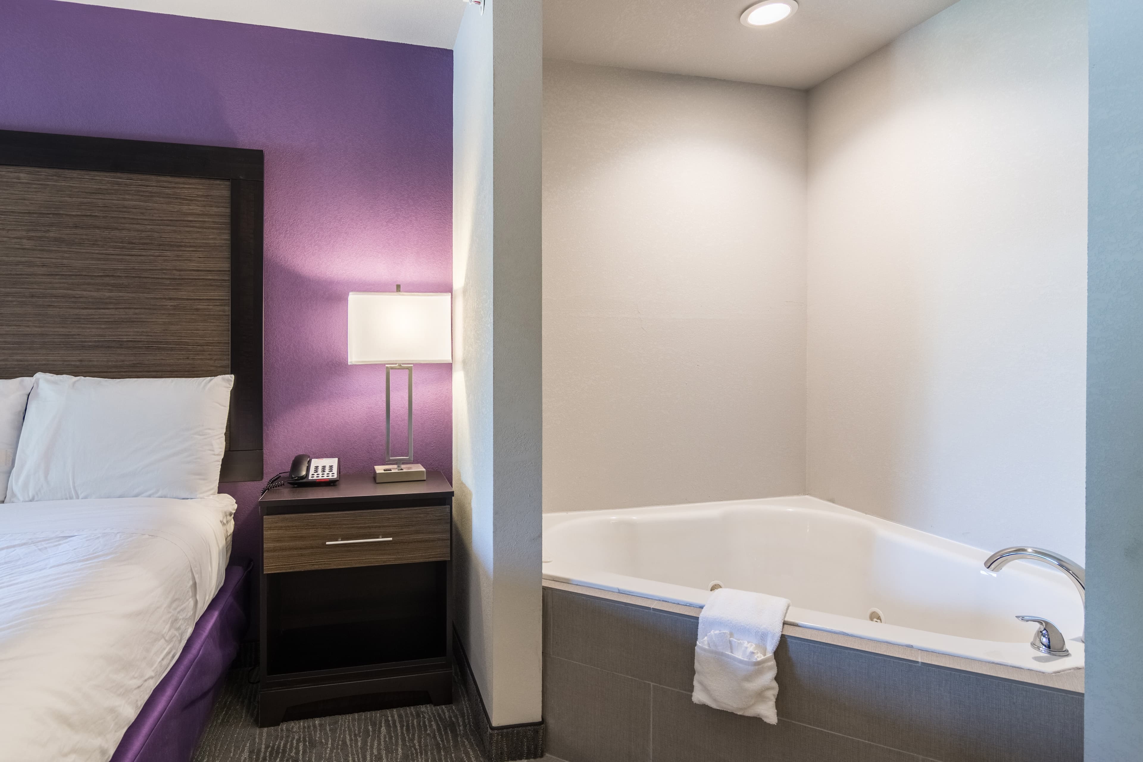 Econo Lodge Inn & Suites North Little Rock near Riverfront — 13