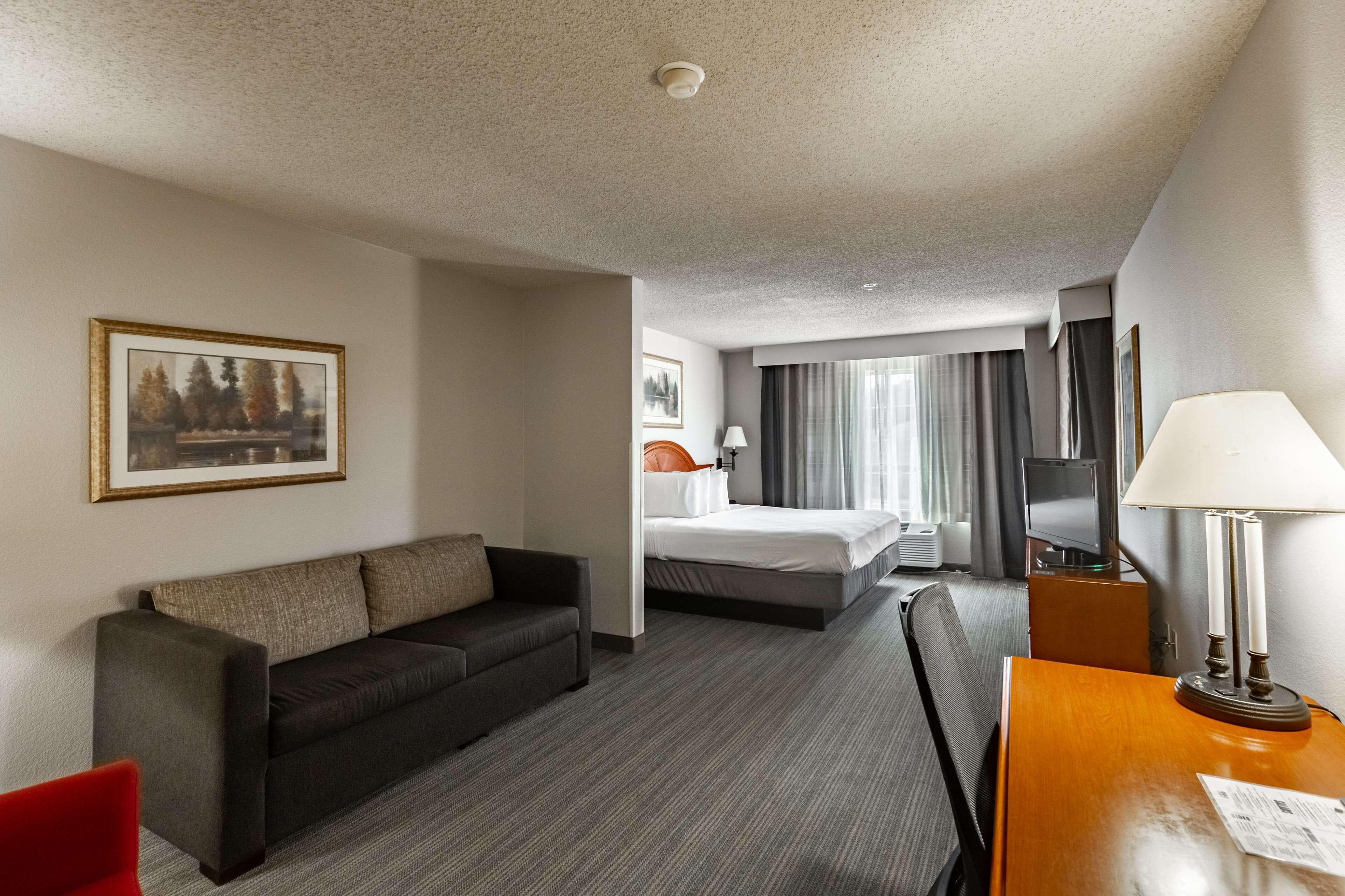 Country Inn & Suites by Radisson, El Dorado, AR - Image 4