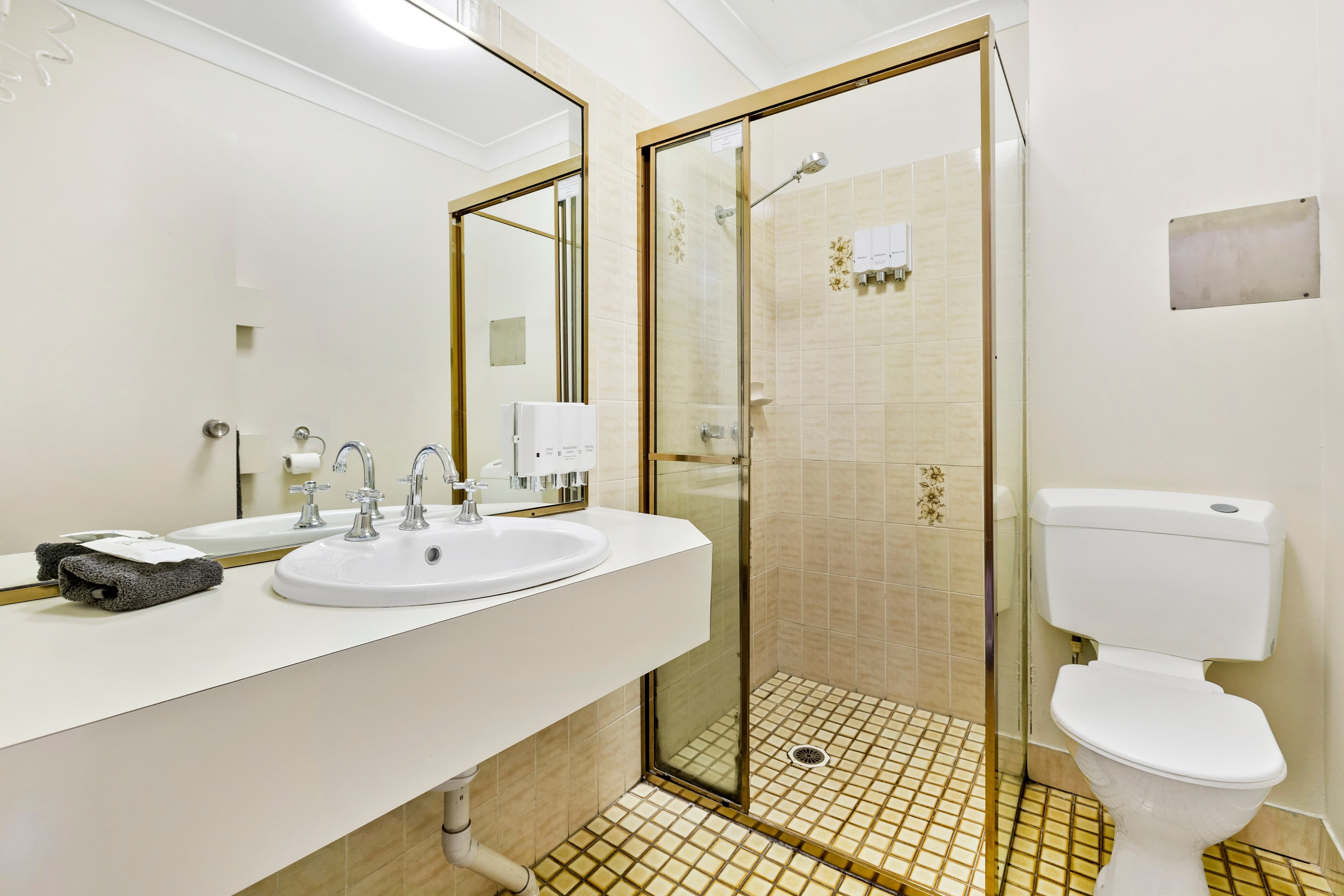 Comfort Inn Centrepoint - Image 2