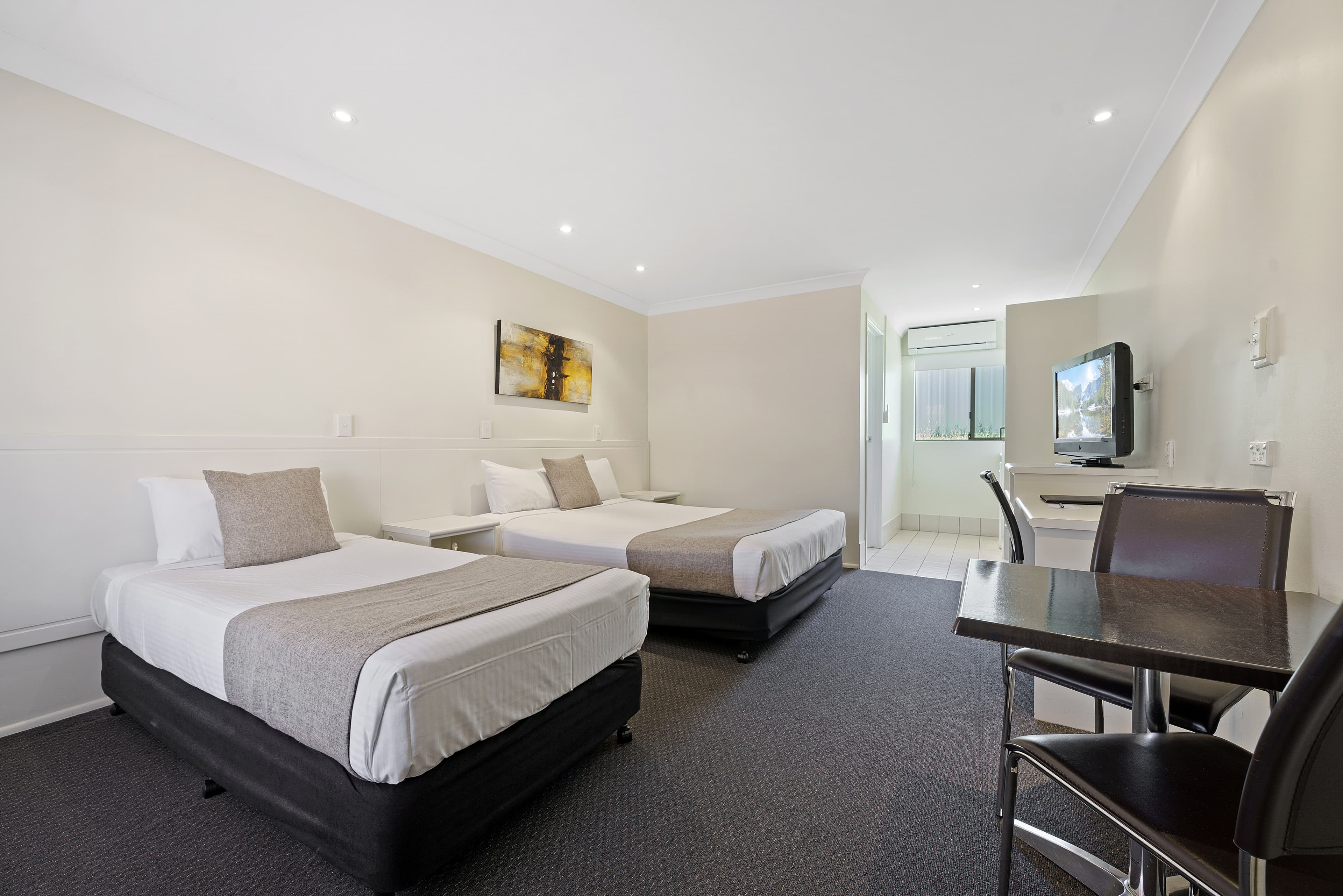 Comfort Inn Glenfield - Image 3