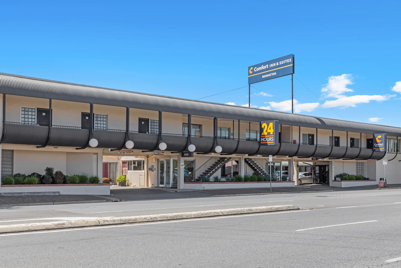 Comfort Inn & Suites Manhattan - Image 1